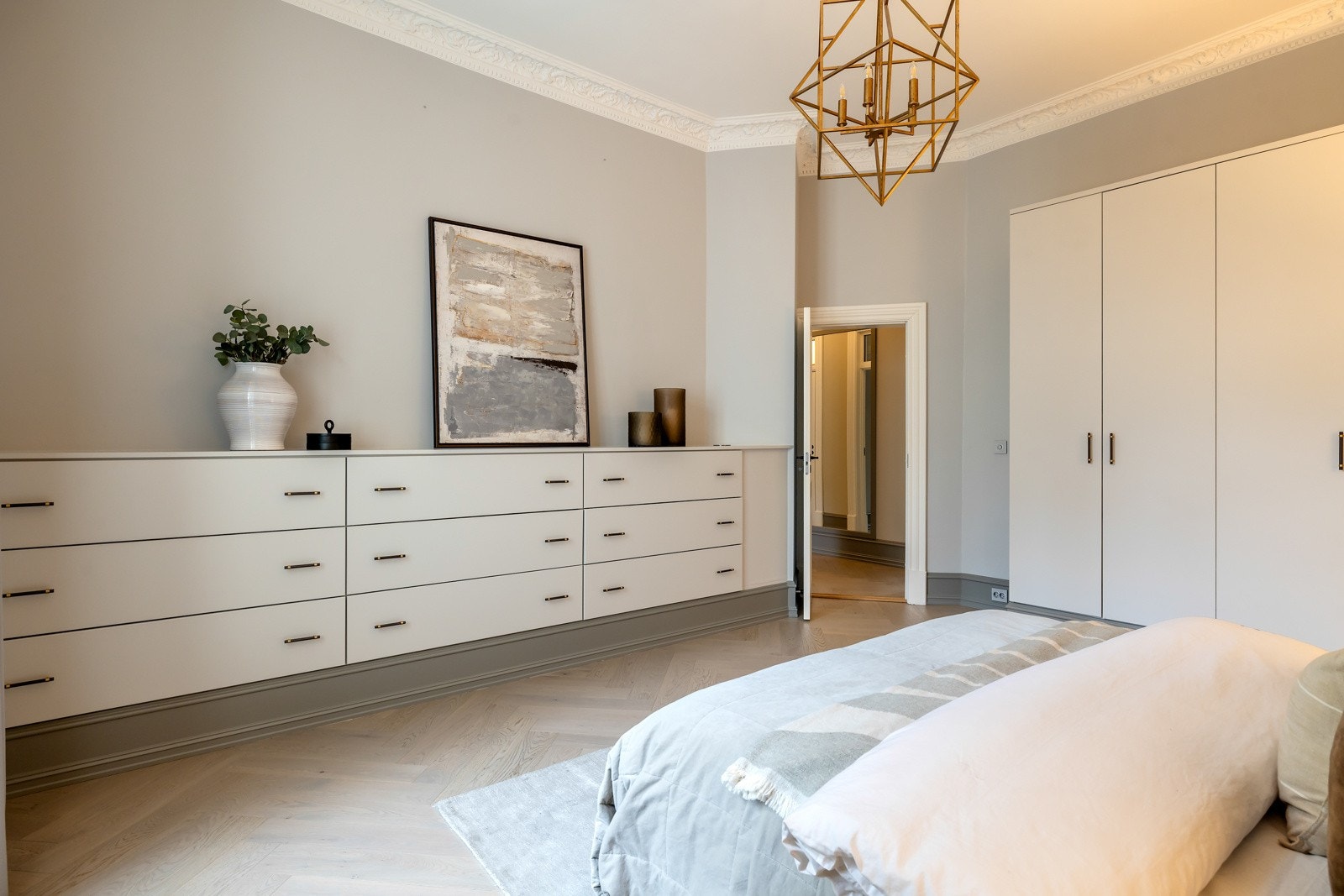 Hovedsoverommet har en stor plassbygd kommode som har rikelig med oppbevaringsplass. Galleribilde