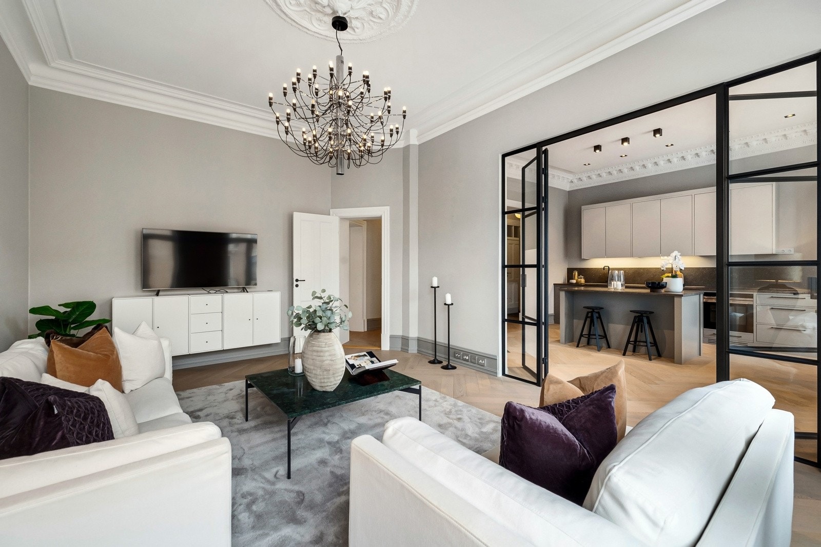 Stuen er av god størrelse og har gode møbleringsmuligheter med plass til en stor sofagruppe. Galleribilde