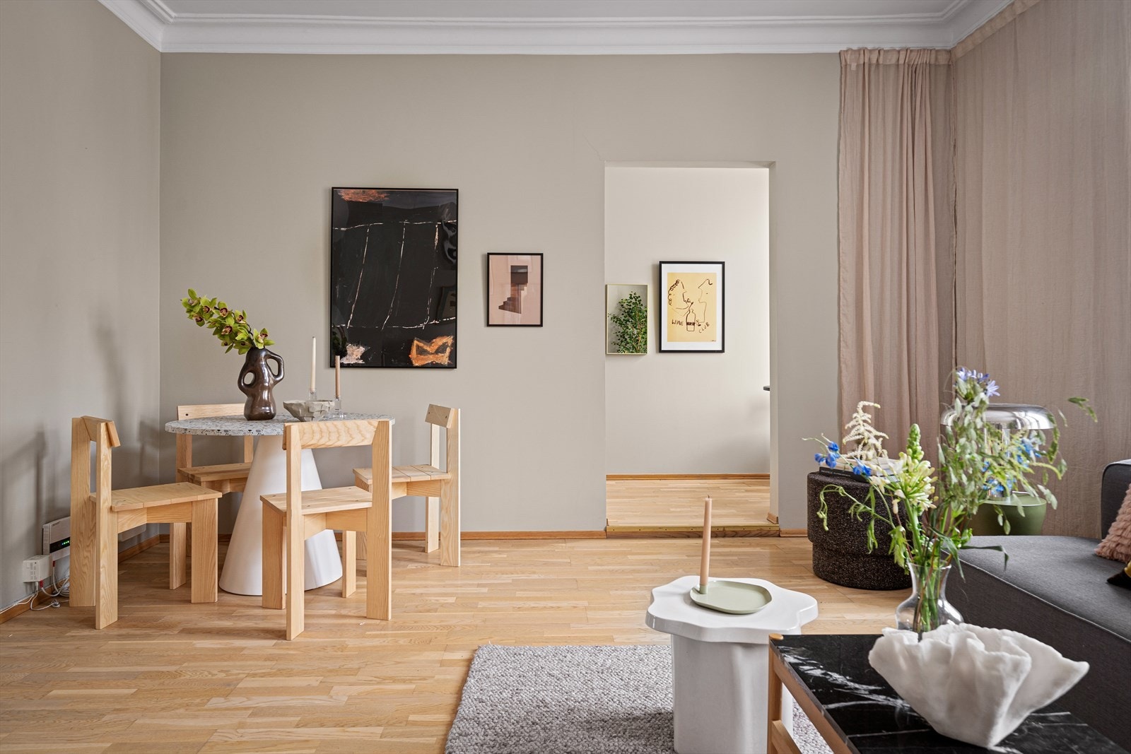 Spisestuen finner sin naturlige plass i hjørnet - her har du plass til mange gjester. Galleribilde