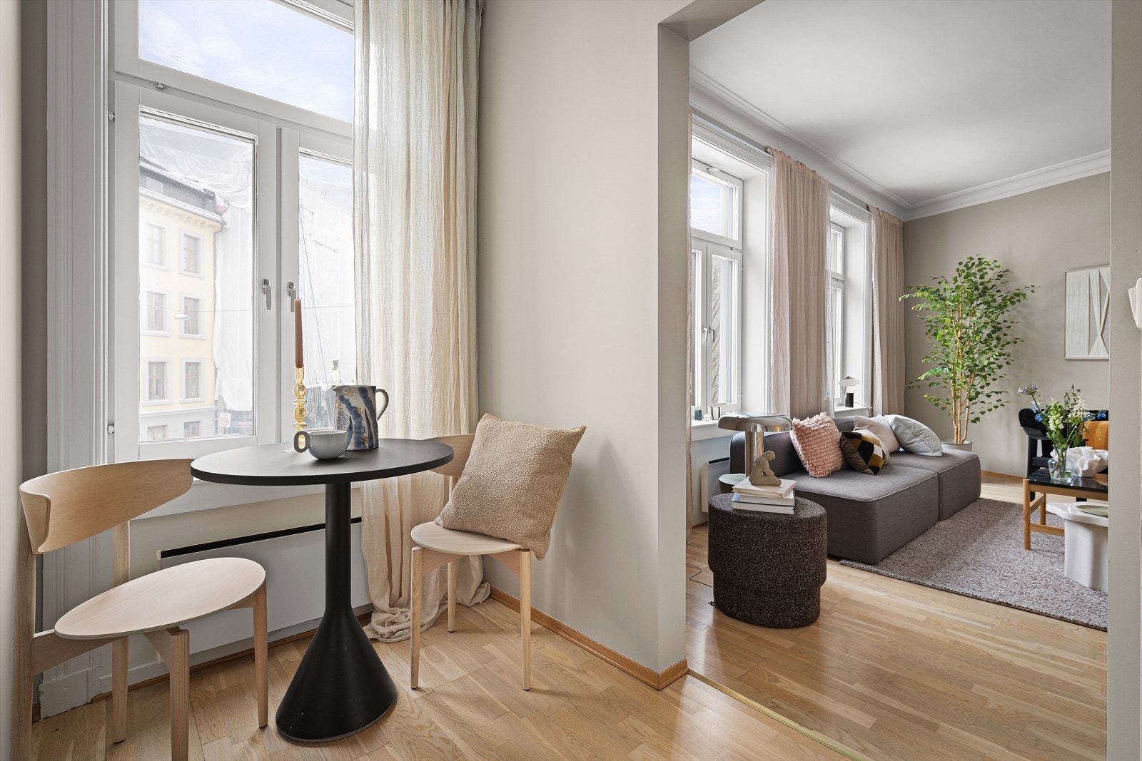 Her har du også plass til et lite spisebord - perfekt for en kjapp frokost. Galleribilde
