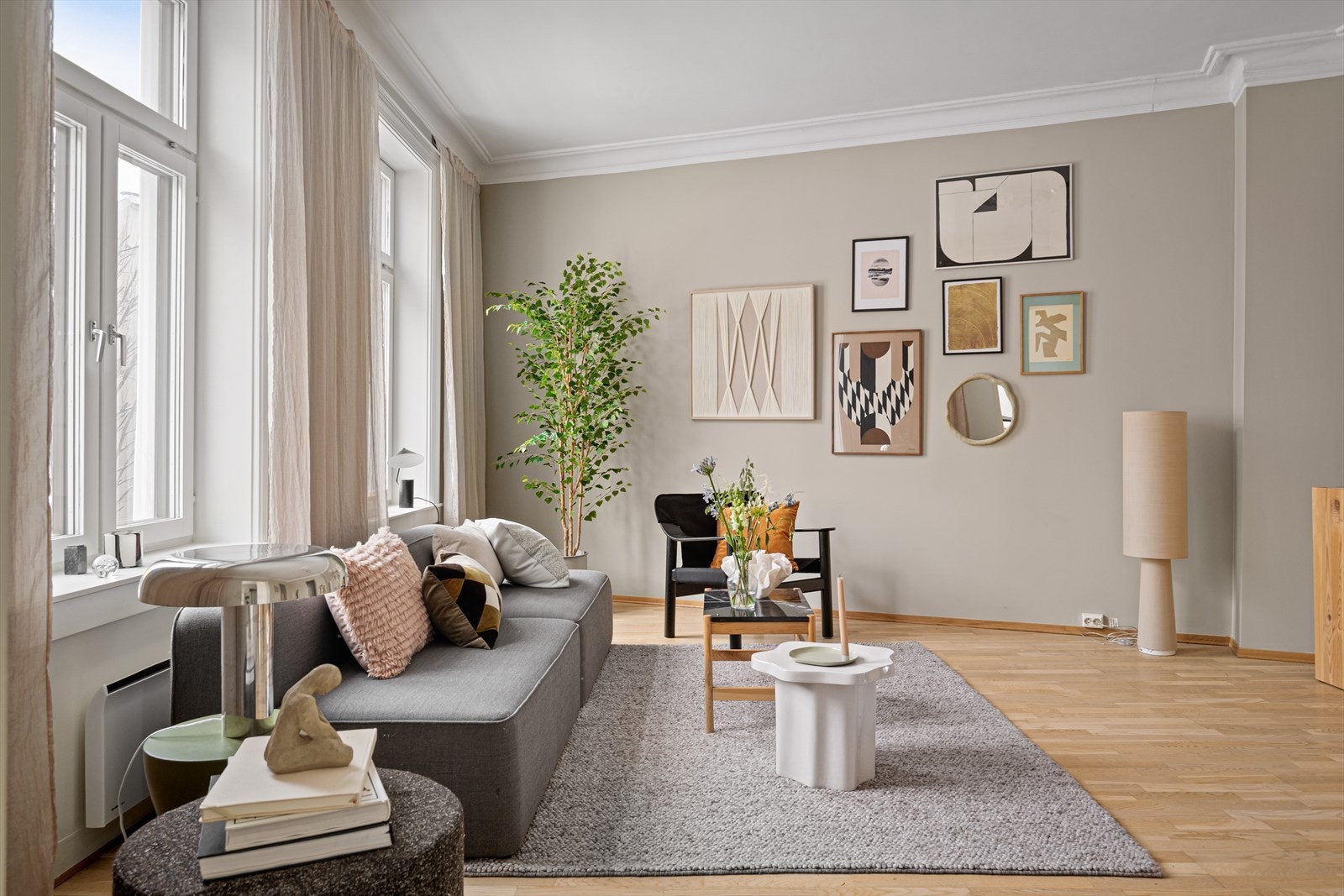 Kombinasjonen av den rause takhøyden, store vinduene og beliggenheten i høyden bidrar til en herlig romfølelse. Galleribilde