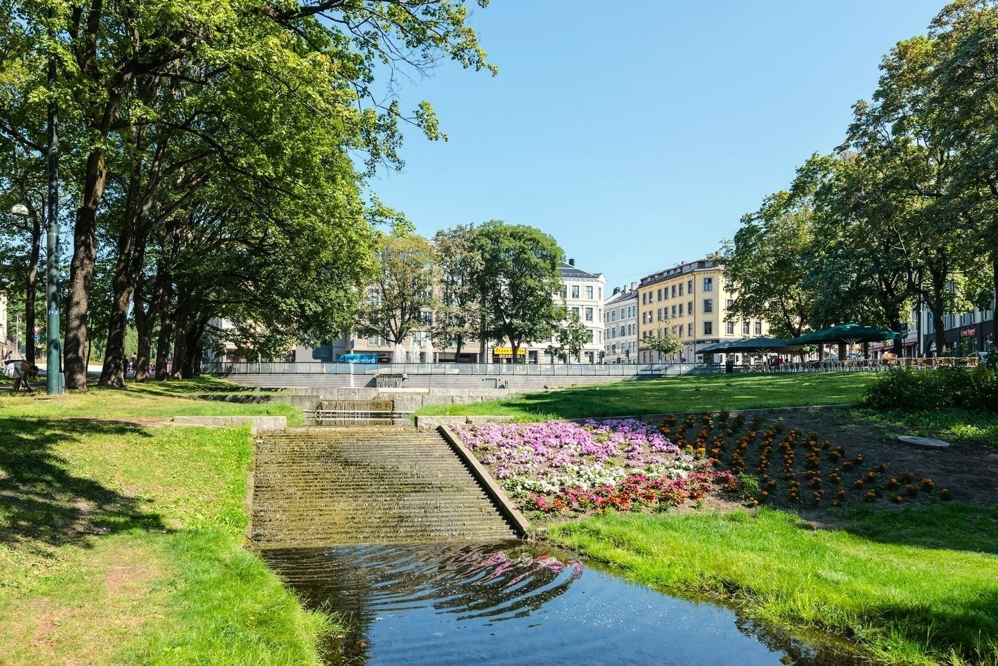 Plassen er et populært møtested for store og små. Parken er flott opparbeidet, og om sommeren kan du nyte noe godt i glasset på uteserveringen. Galleribilde