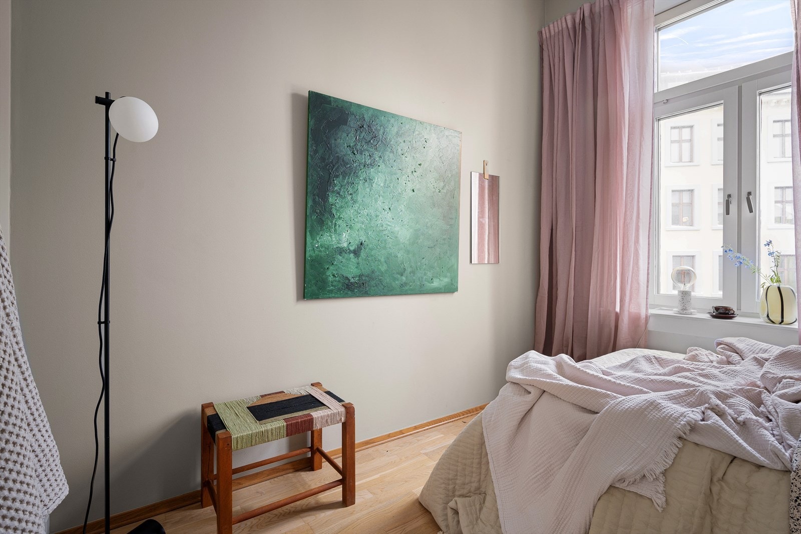 Her har du plass til seng, nattbord og oppbevaringsløsninger. Galleribilde