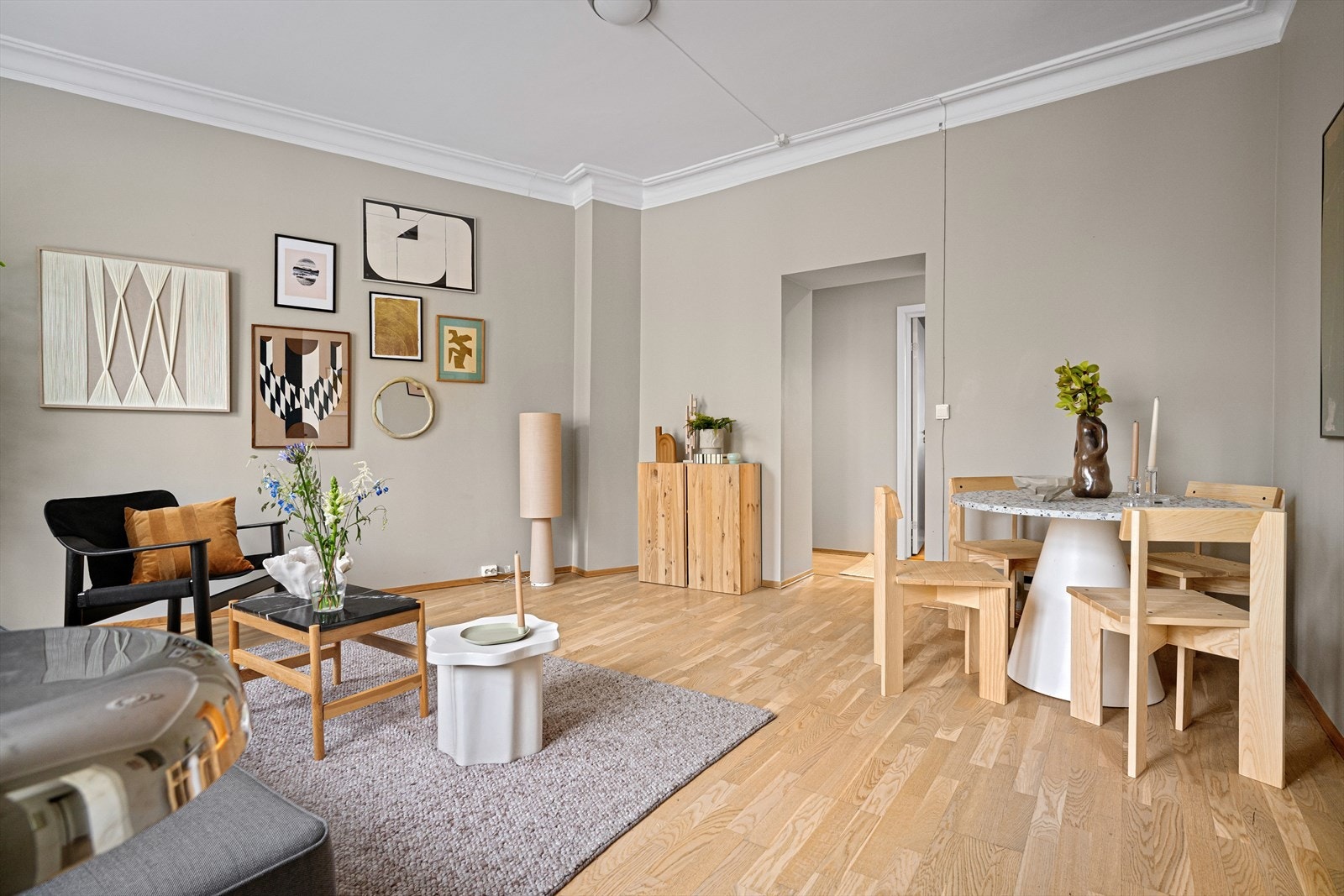 Stuen er et sosialt allrom med mulighet for å innrede i ulike soner. Galleribilde