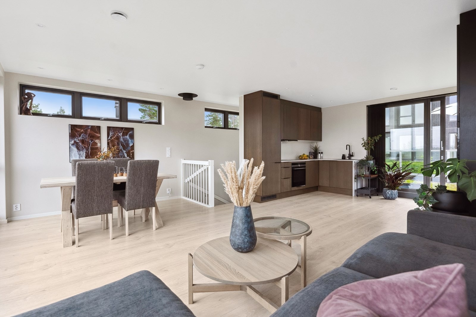 God plass til spiseplass i tilknytning til kjøkkenet. Den åpne romløsningen gjør dette til et sosialt oppholdsrom. Galleribilde