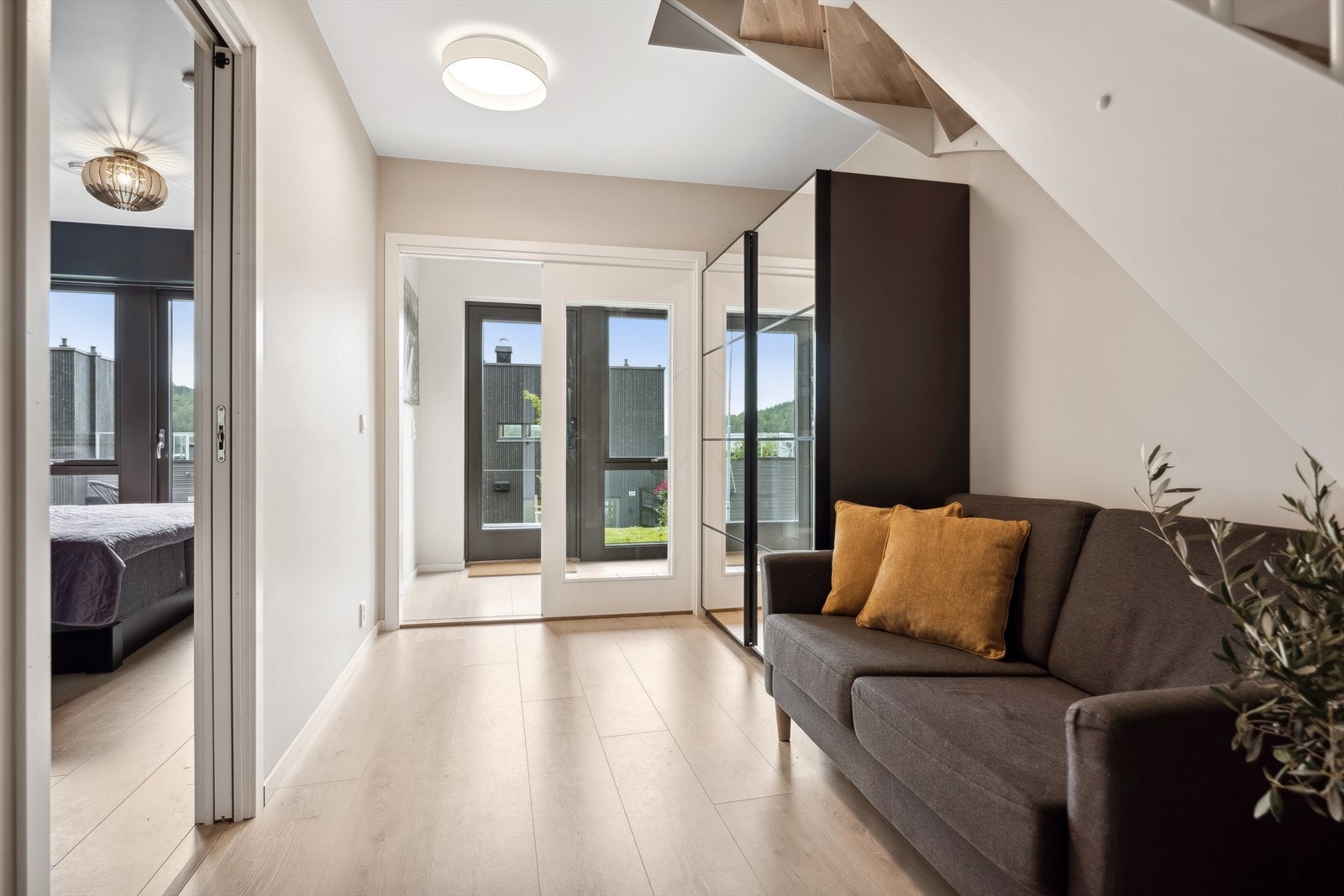 Luftig hall som ønsker deg velkommen inn! Galleribilde