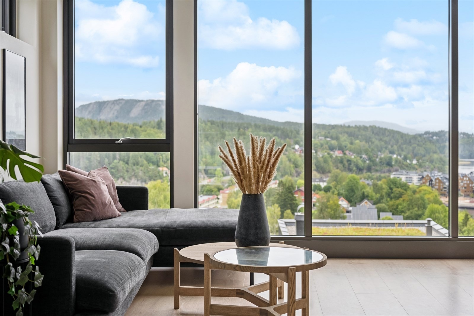 Utsikt ned til Heggedal sentrum og utover Gjellumvannet Galleribilde