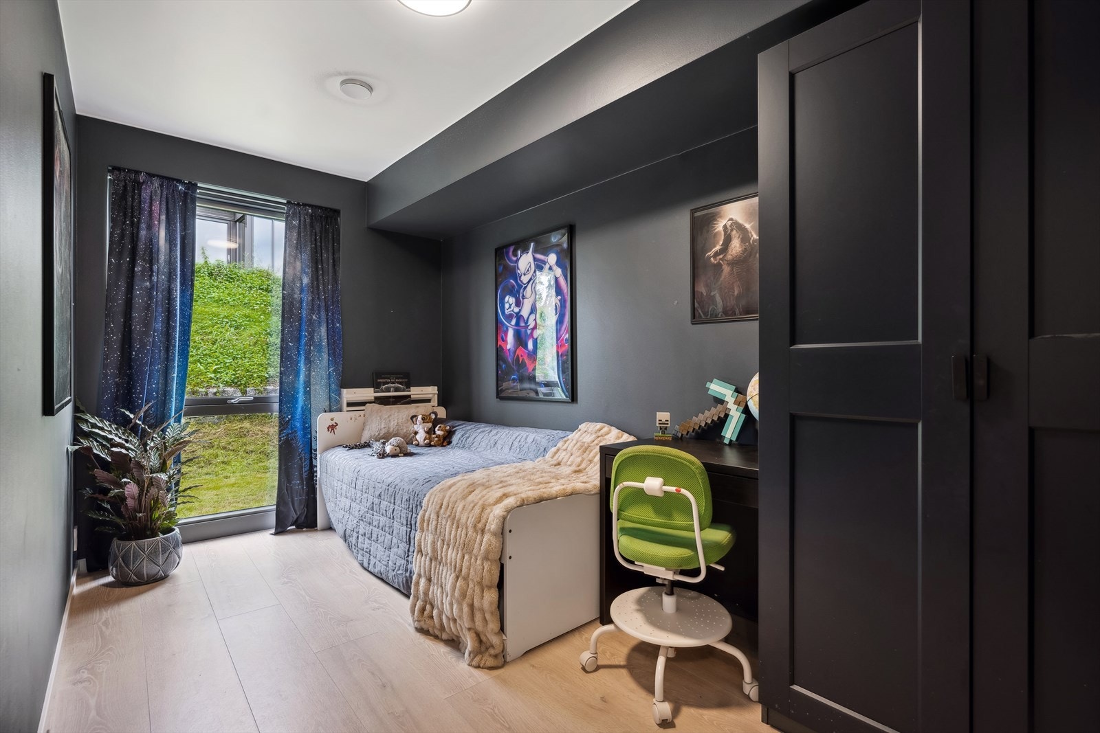 Ett av tre soverom i den midtre etasjen - Soverom 2 Galleribilde