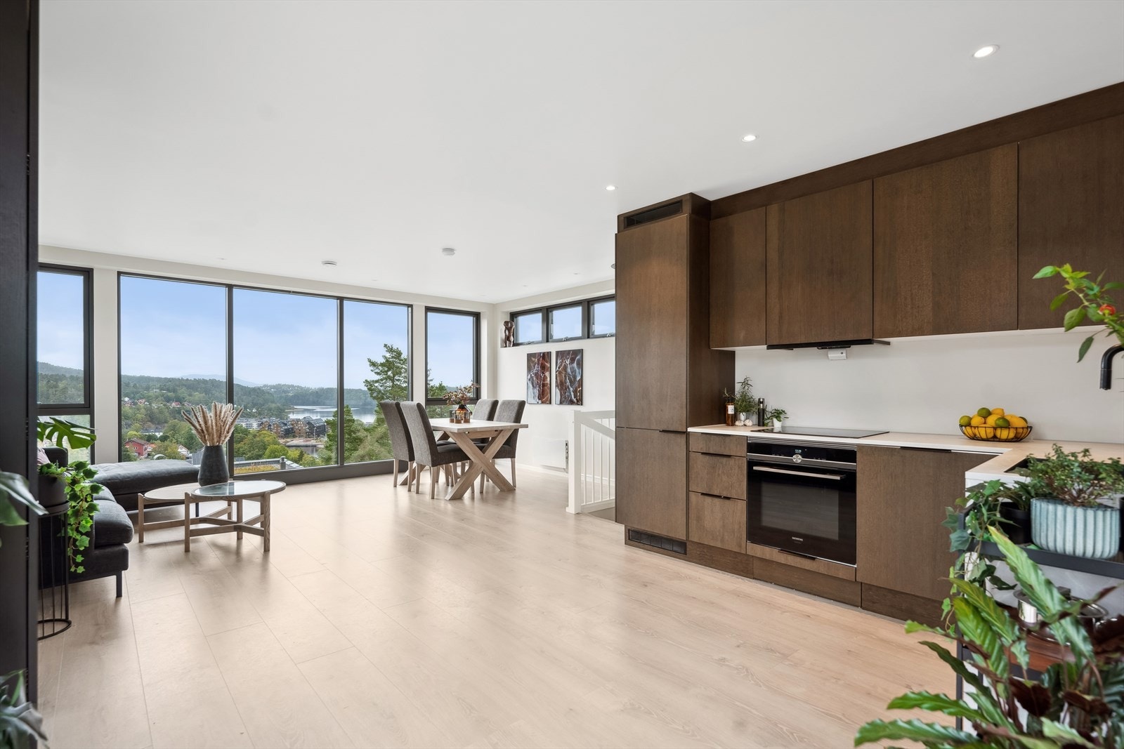 Åpen og sosial stue- og kjøkkenløsning som gir en god romfølelse. Galleribilde