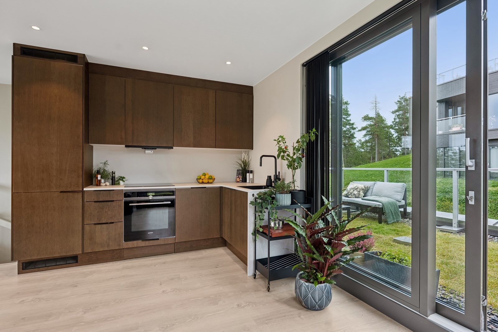 Stilrent og velutstyrt kjøkken med glatte fronter. Laminat benkeplate. Integrert utstyr med platetopp, stekeovn, kjøleskap, oppvaskmaskin, kaffemaskin. Automatisk vannstopper og komfyrvakt montert. Utgang til takterrasse. Galleribilde