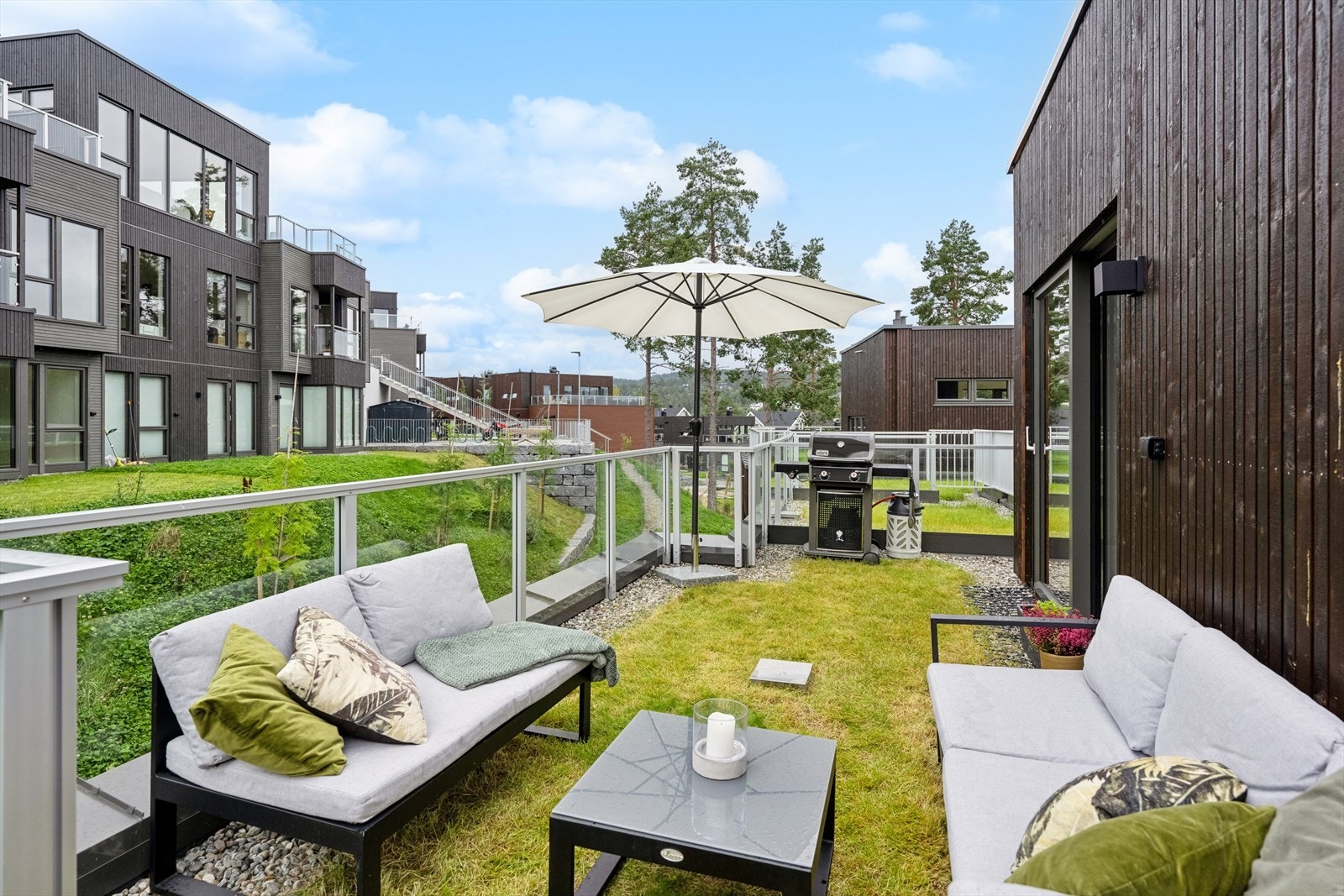 Nyt sommeren med gress mellom tærne på din egen terrasse! Galleribilde