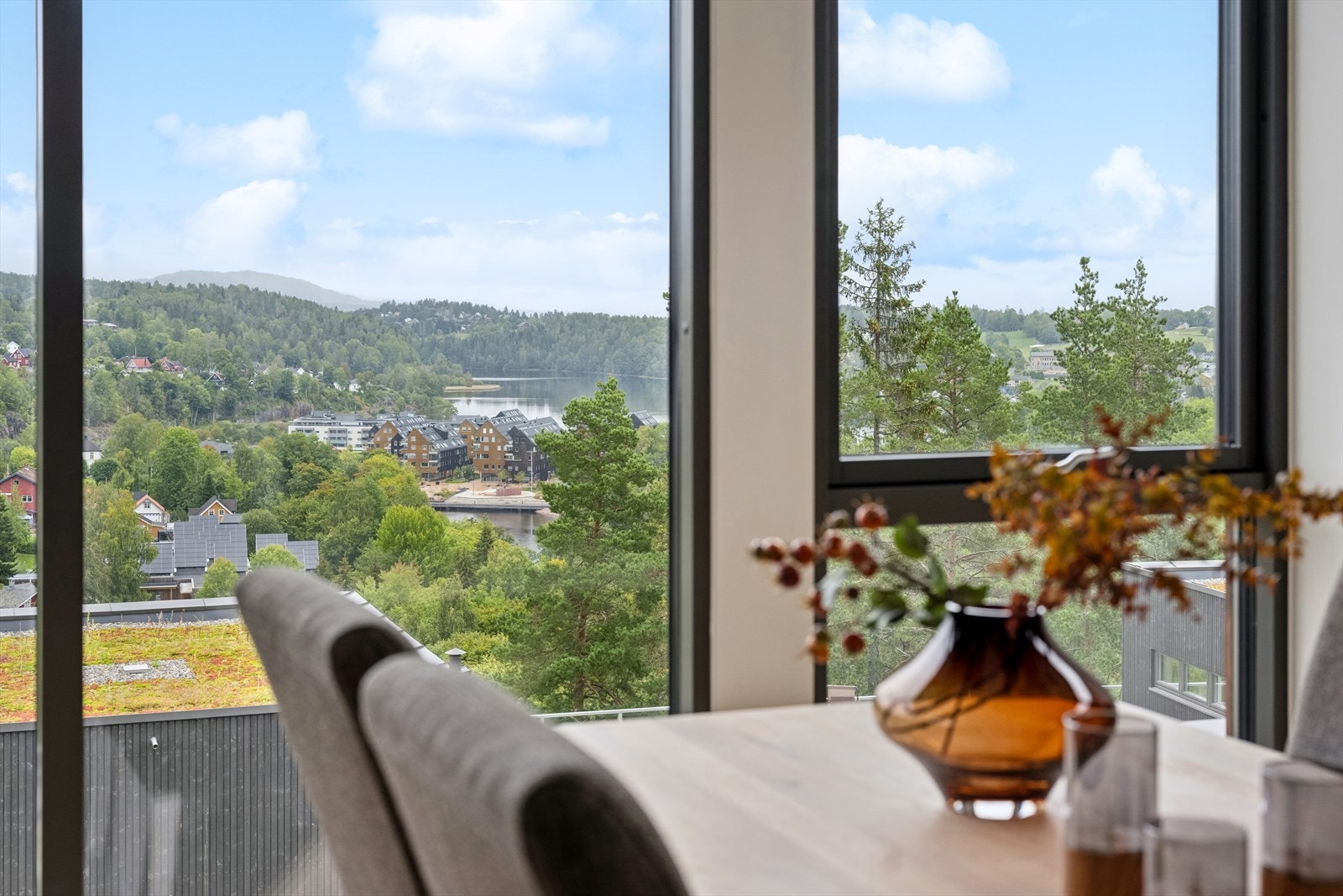 Store vindusflater som lar dagslyset flyte fritt, samt gir tilgang til utsikten mot blant annet Vardåsen, Hallenåsen og Gjellumvannet. Galleribilde