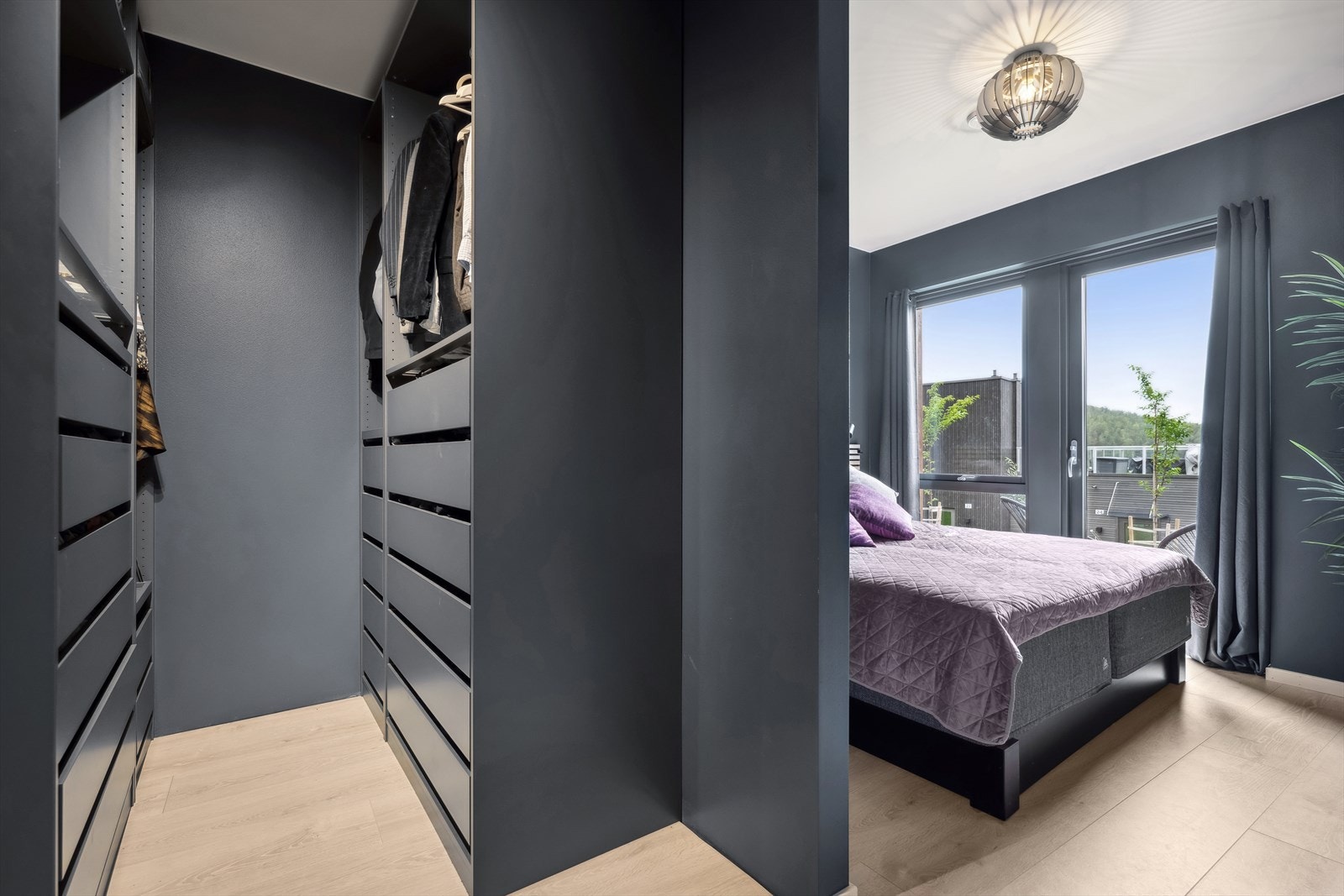 Walk-in-closet. Nydelig fargevalg på veggene. Galleribilde