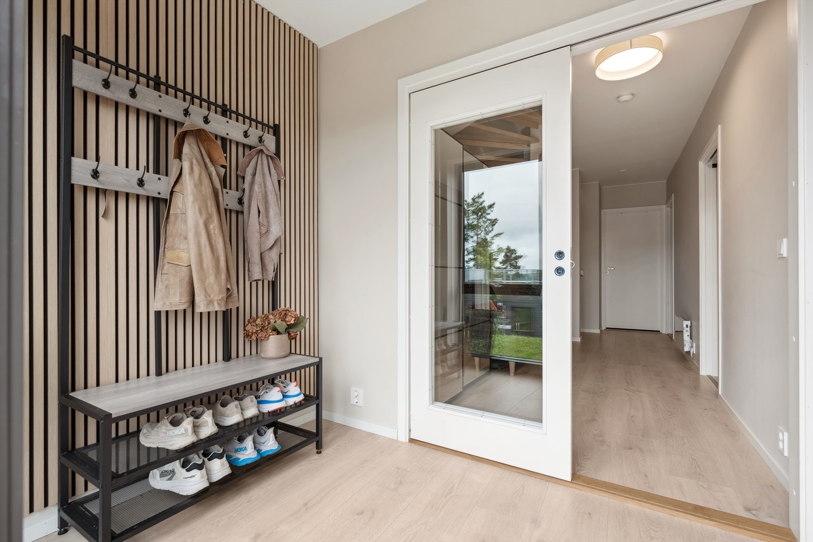 Trivelig vindfang med varme i gulv, god plass til å henge fra seg ytterklær. Galleribilde