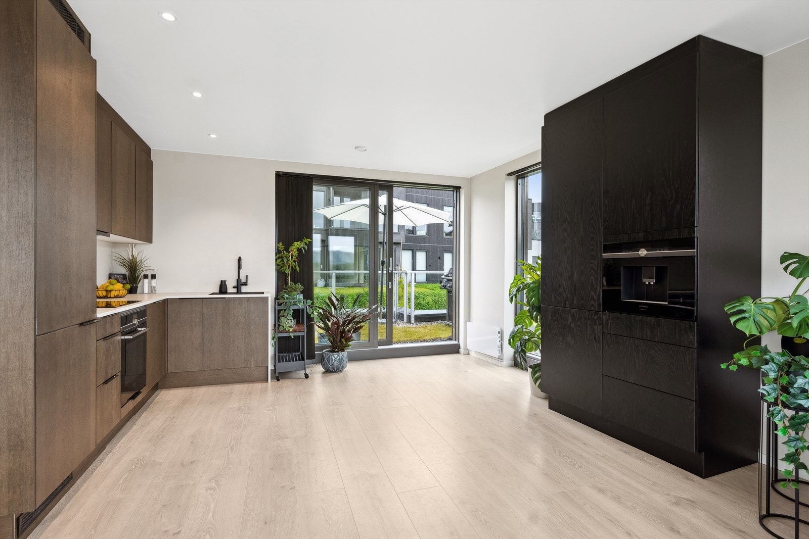 God skap- og benkeplass og innredning slik at matlagingen forenes med sosialt samvær. Galleribilde