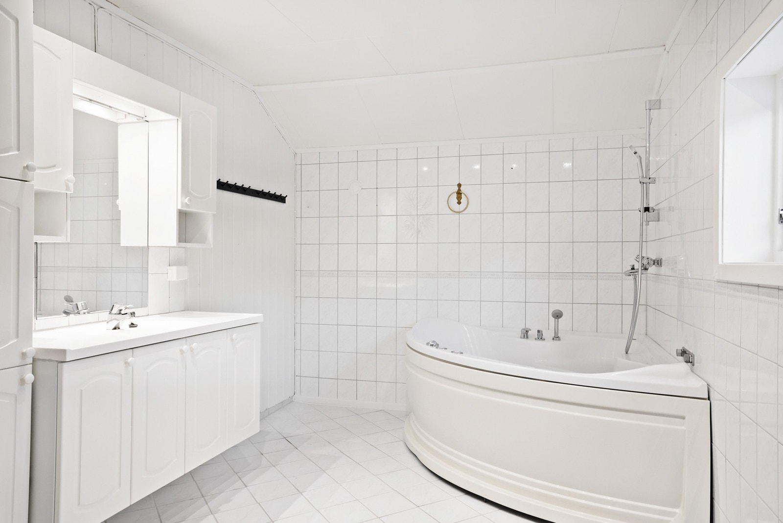 Badet har flislagt gulv med gulvvarme og delvis flislagte vegger. Galleribilde
