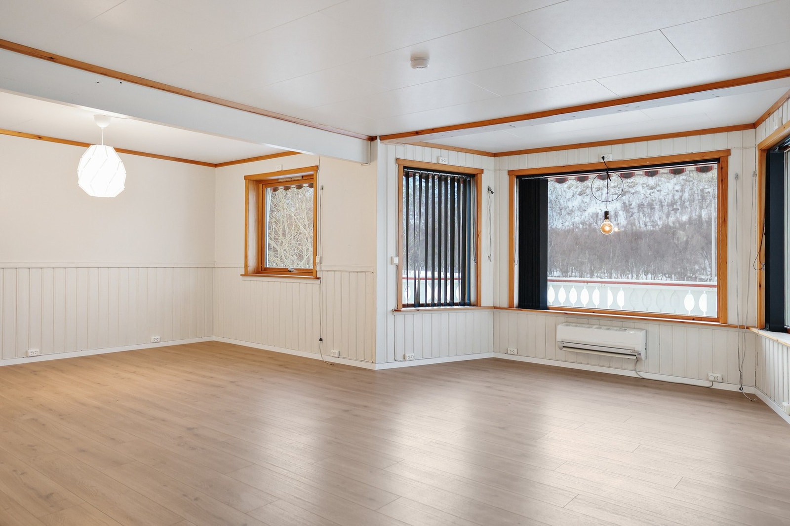 Stuen har god plass til en sofagruppe med tilhørende møblement. Det er gode muligheter for ulike møbleringssoner. Galleribilde