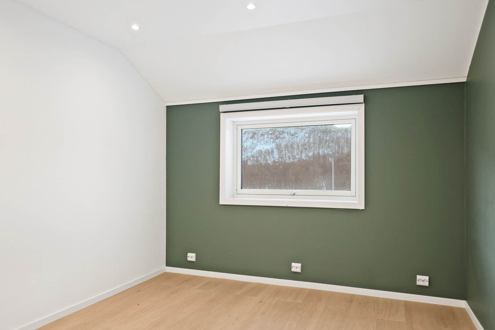 Nyoppusset soverom med plass til dobbeltseng og garderobeskap. Galleribilde