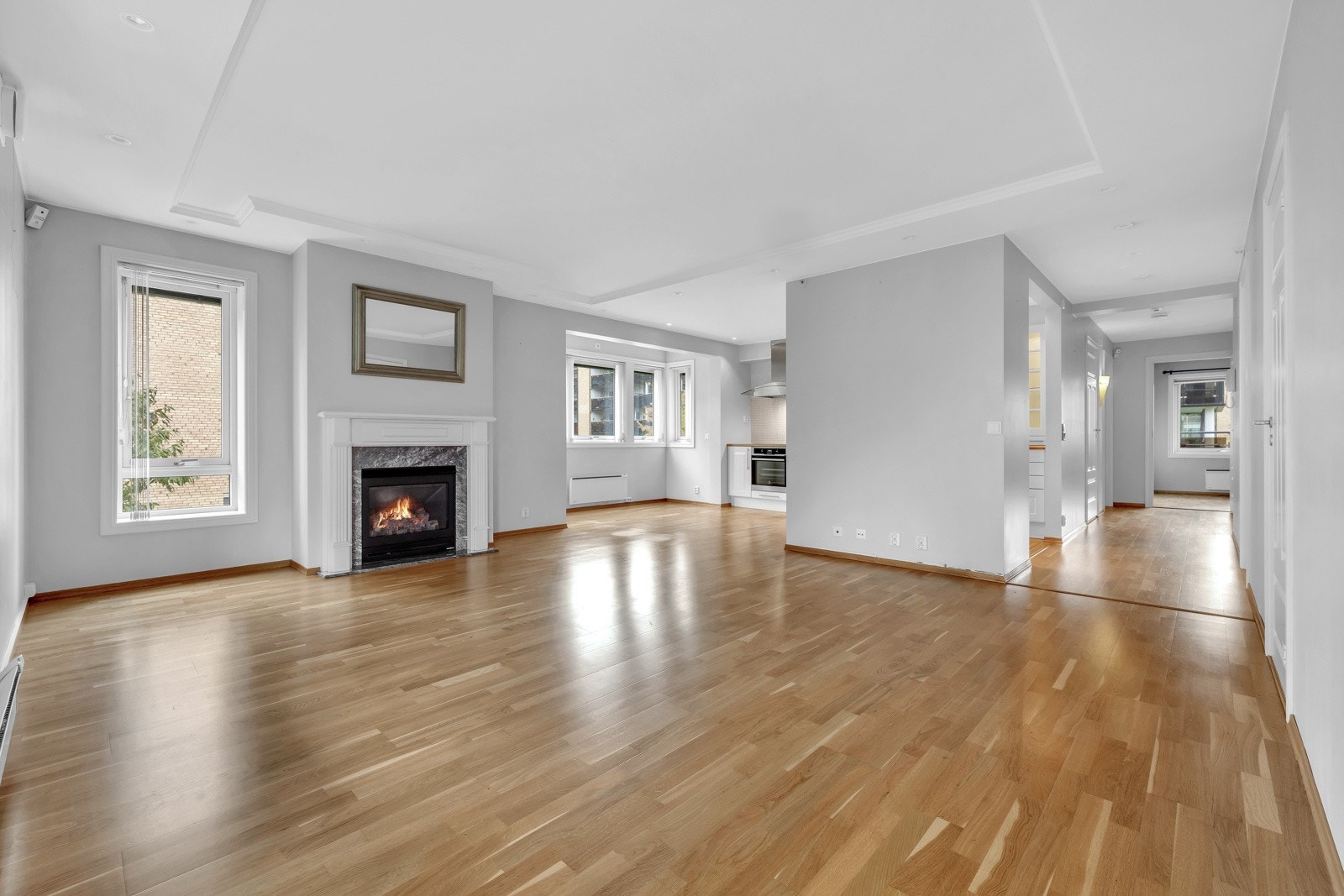 Rommet har hvitmalte slette vegger, parkett på gulv og hvit himling. Videre er det også en koselig gasspeis som er perfekt på de kaldeste dagene. Galleribilde