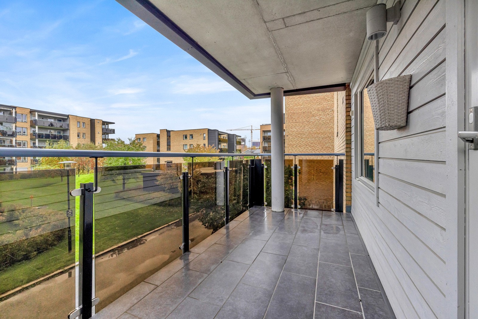 Det er adkomst fra soverom 1 til øst-vendt balkong 2 på 8m² (TBA). Galleribilde