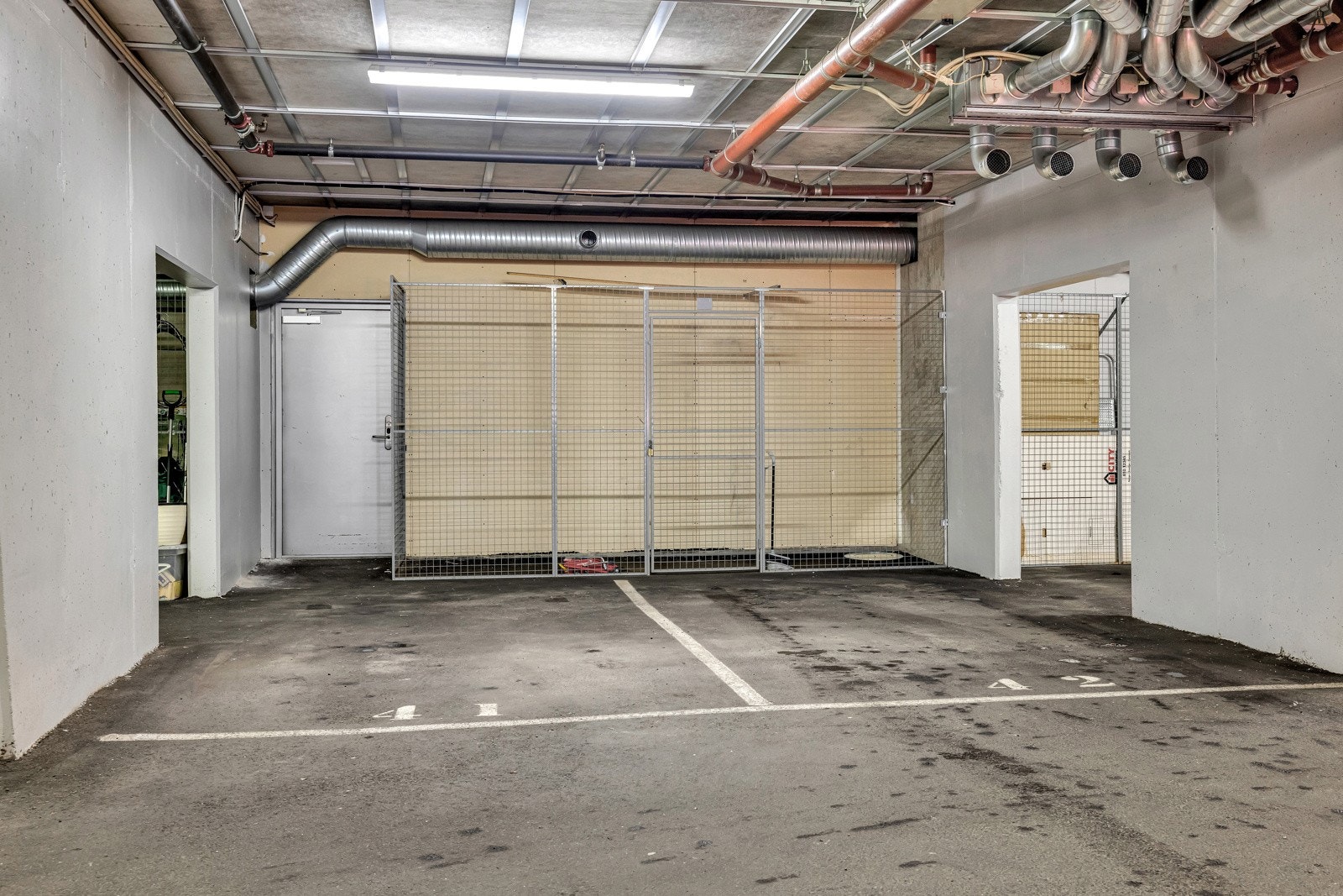 Leiligheten disponerer to biloppstillingsplass i felles garasjeanlegg. Galleribilde