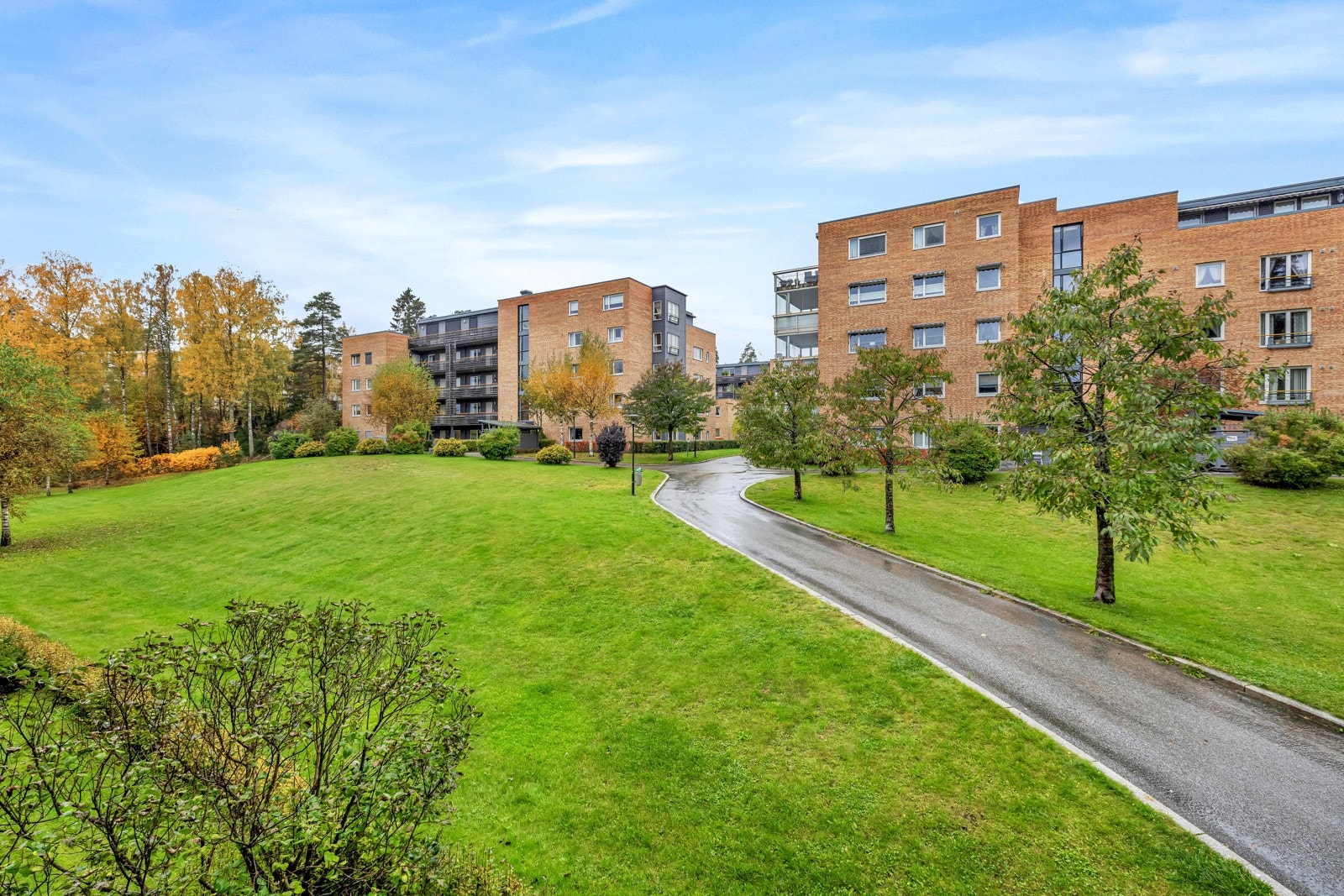Alle nødvendige servicefunksjoner er lett tilgjengelige. Nærliggende Metro senter og Lørenskog Storsenter Triaden tilbyr et bredt spekter av butikker, vinmonopol, caféer, restauranter og treningssentre, samt gode kollektivforbindelser. Galleribilde