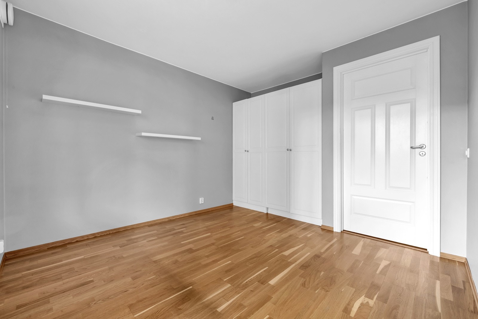 Soverom 2 har parkett på gulv, vegger i malte flater og hvitmalt himling. Her har du plass til seng med tilhørende møblement, samt et skrivebord og du får rikelig med naturlig lys inn på rommet. Galleribilde