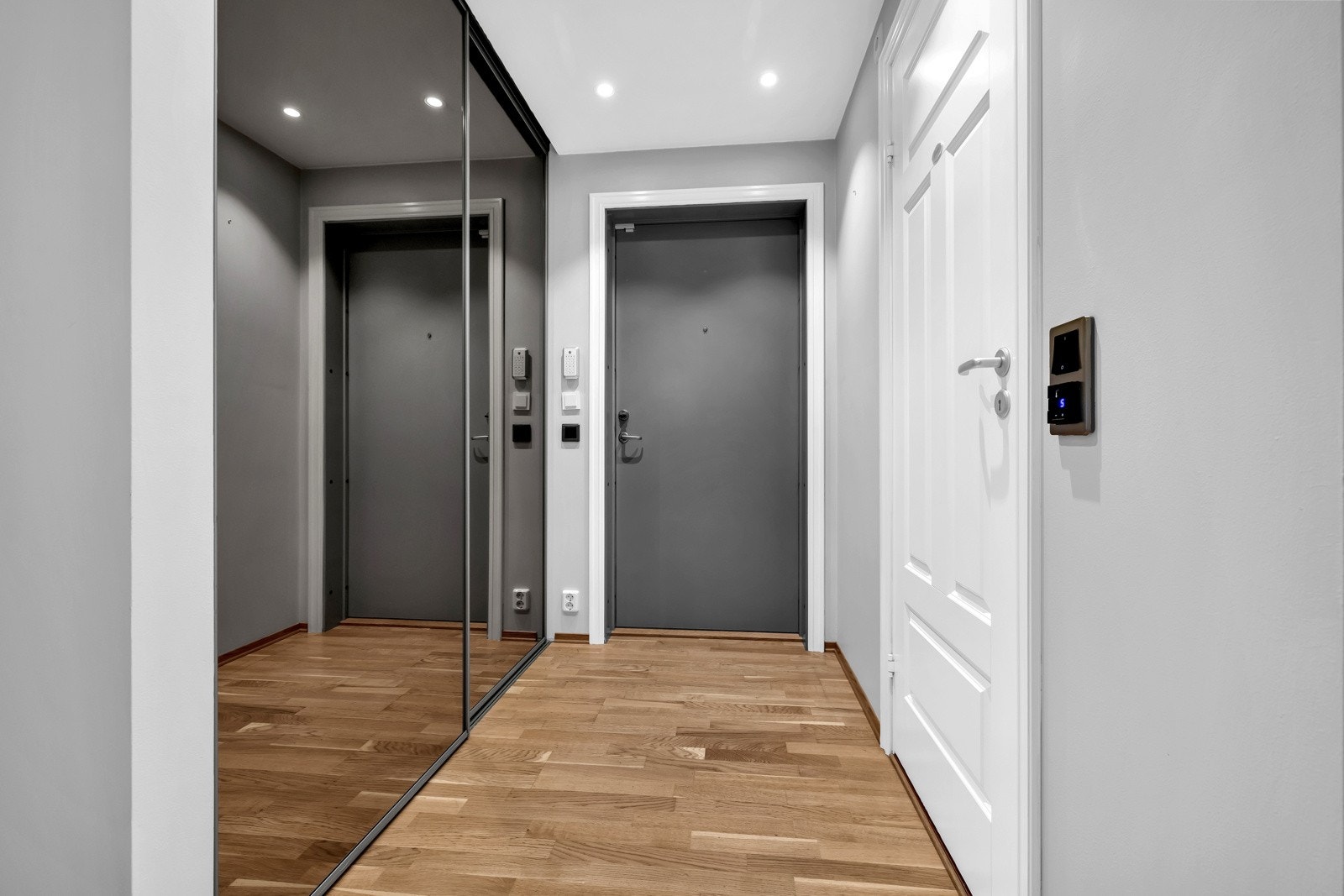 Inn i entreén ønskes du velkommen til en lys og romslig entré. Her er det stor innebygd skyvedørsgarderobe med speil som gir rommet en åpen følelse og gir gode oppbevaringsmuligheter av yttertøy og lignende. Galleribilde