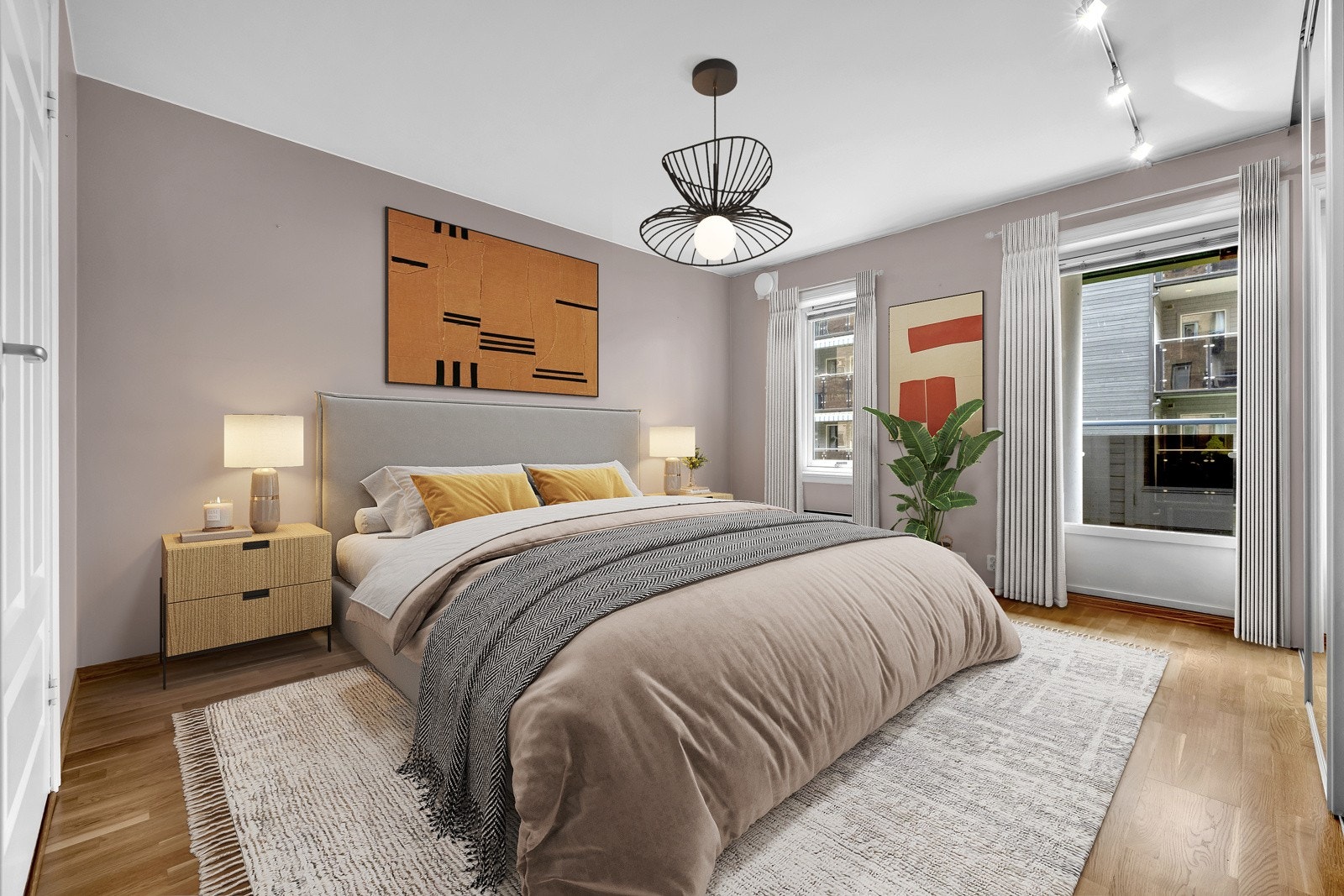 Soverom 1 har parkett på gulv, vegger i malte flater og hvitmalt himling. Rommet er det største av de 3 og benyttes idag som hovedsoverom. Bildet er digitalt møblert, avvik kan forekomme. Galleribilde