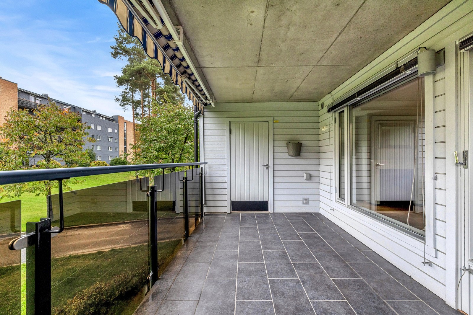 Fra stuen er det utgang til vest-vendt balkong på 11m² (TBA). Galleribilde