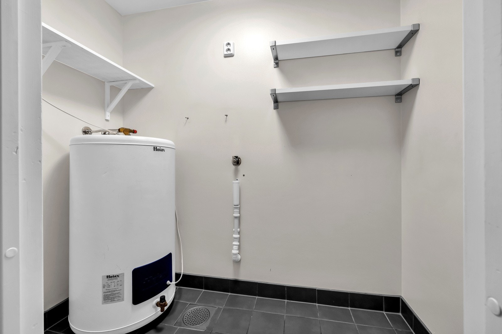 I tillegg er det eget vaskerom med fliser på gulv, vegger med sokkelfliser og malte flater, samt himling i malte flater. Her er det opplegg for vaskemaskin. Galleribilde