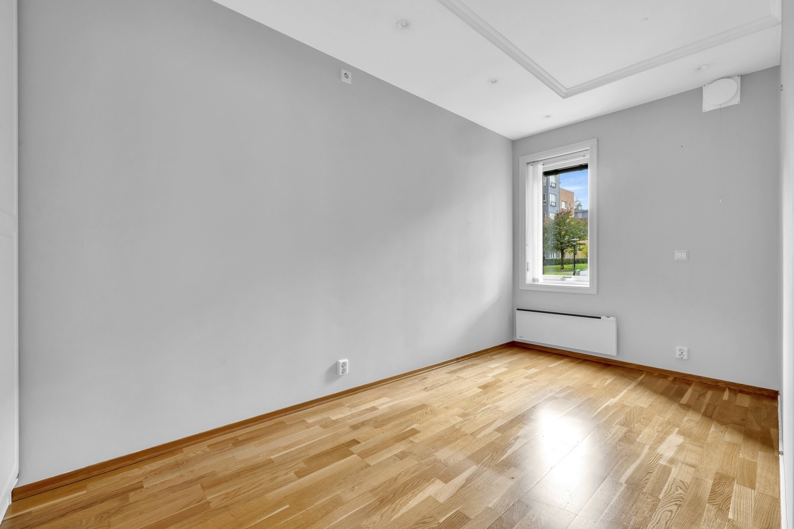 Soverom 3 har hvitmalte vegger og himling, samt parkett på gulvet. Galleribilde