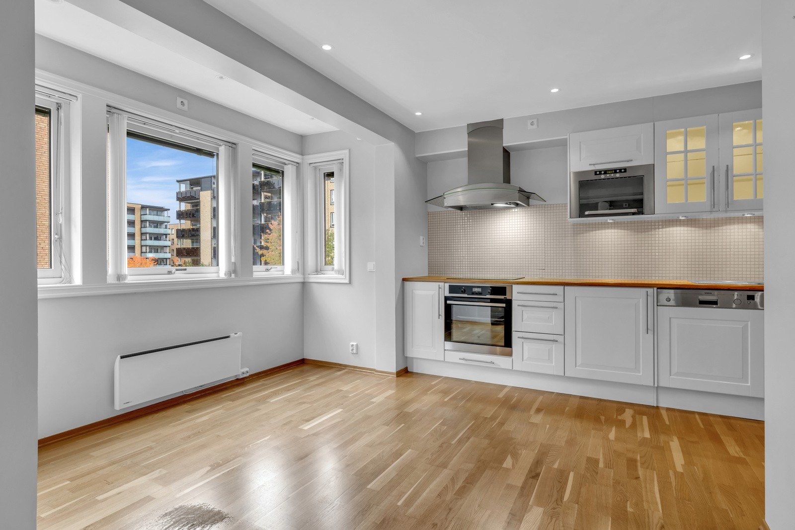 Kjøkkenet har integrerte hvitevarer, kjøleskap med frysedel, oppvaskmaskin, mikrobølgeovn, stekeovn og nedfelt platetopp. Galleribilde