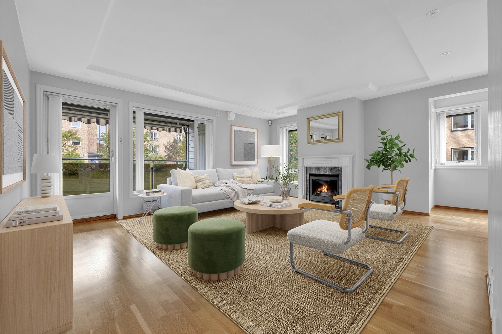 Stuen har romslig plass til en sofagruppe med tilhørende møblement. Du får også plass til en koselig spisestue. Bildet er digitalt møblert, avvik kan forekomme. Galleribilde