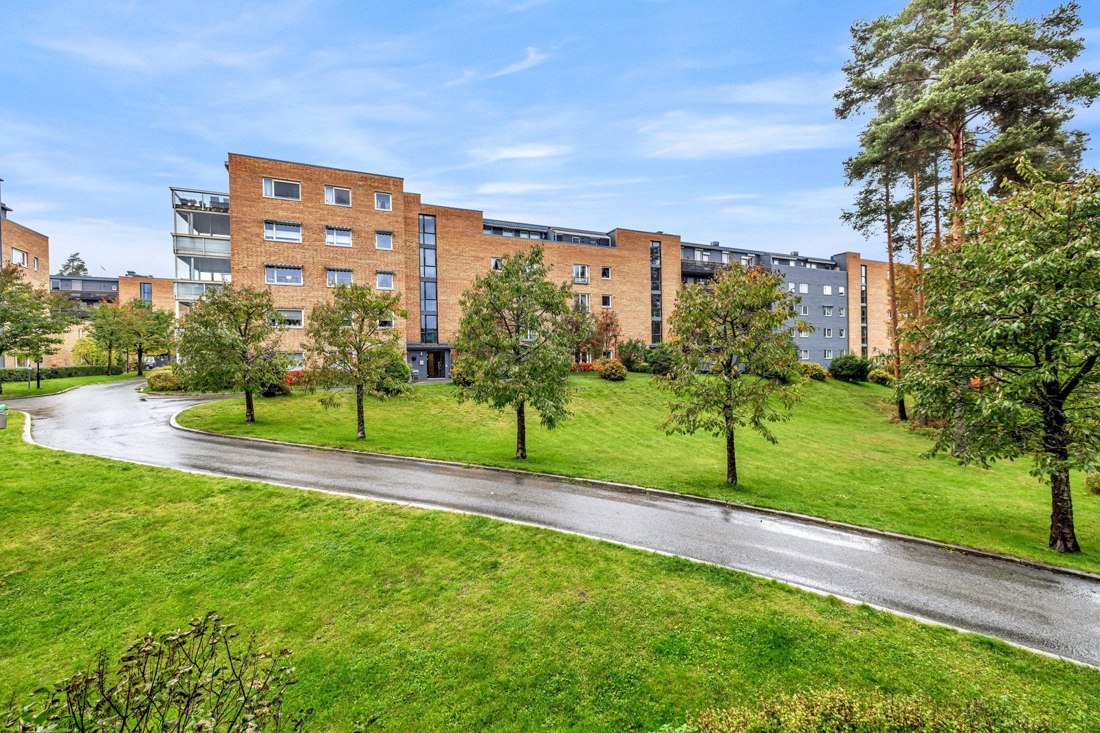 Leiligheten ligger i et ettertraktet boligområde på Rolvsrud, like ved Lørenskog sentrum, og er perfekt for dem som ønsker å bo i rolige omgivelser med enkel tilgang til bylivet. Galleribilde