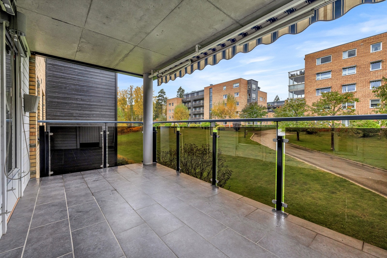 Her bor du med kort vei til skoler, barnehager, kollektivtransport, samt gode servicetilbud. Galleribilde