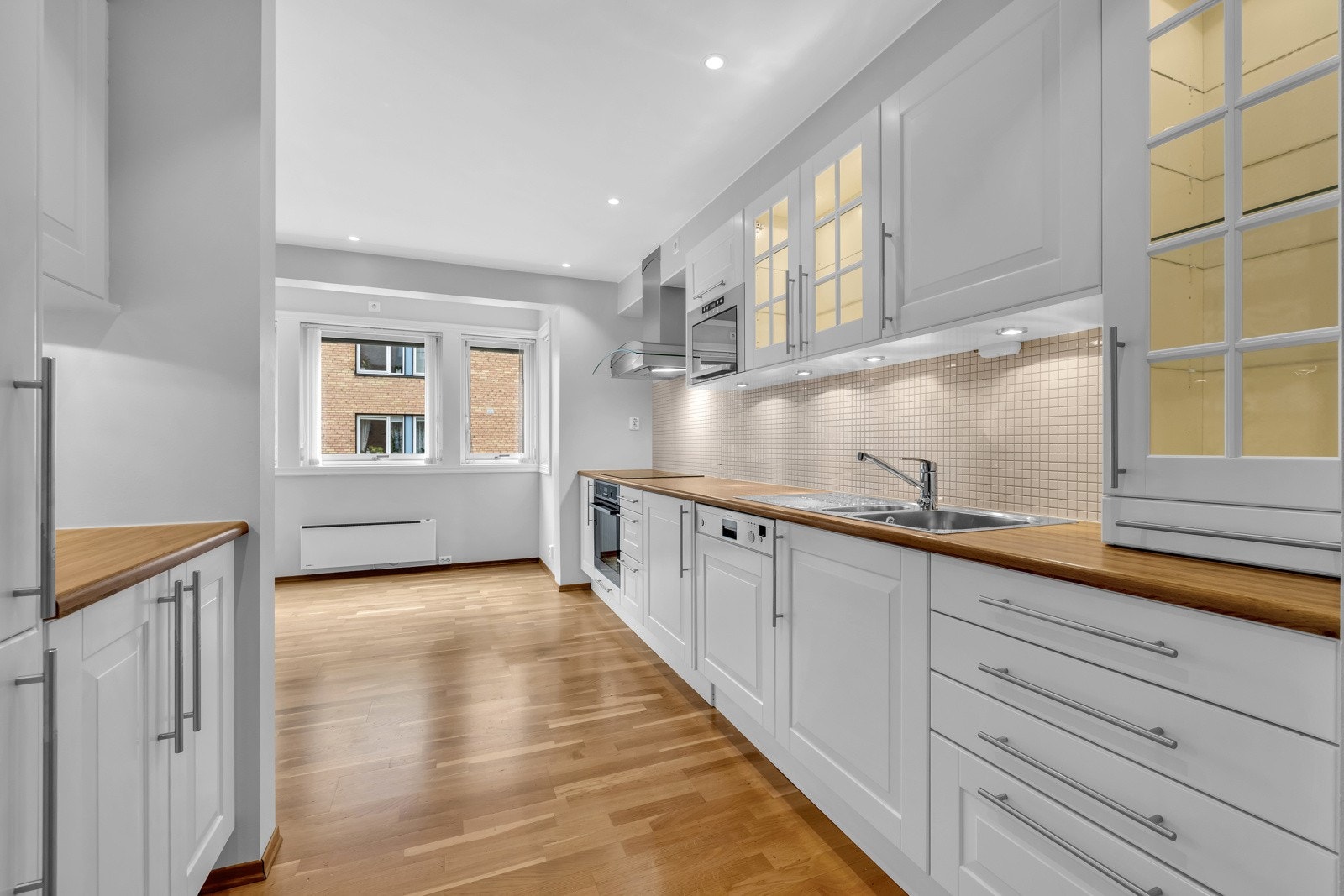 Her får du et lyst, romslig og tidløst kjøkken, med god benkeplass og oppbevaringsmuligheter i skap. Galleribilde