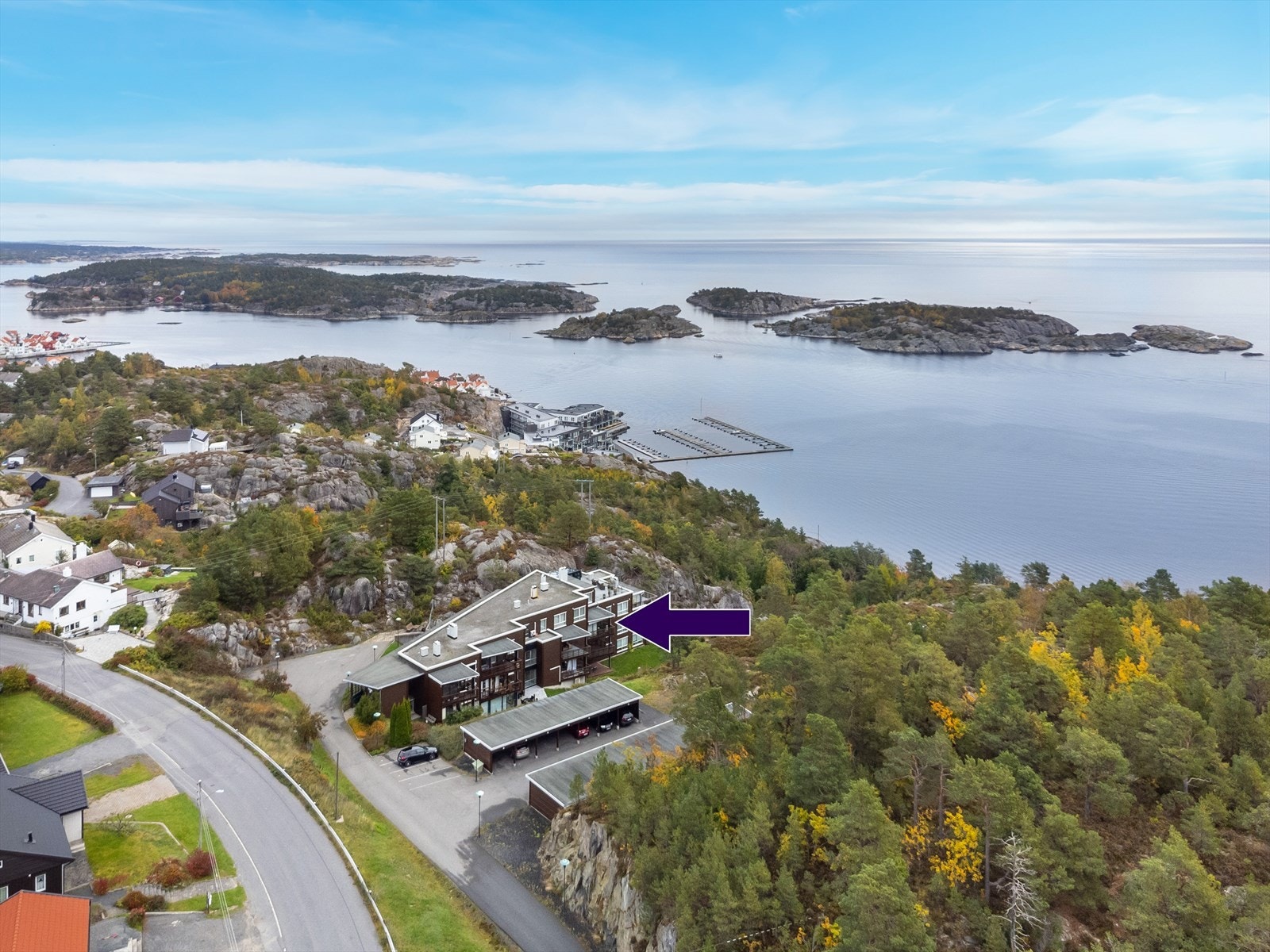 Leiligheten ligger i 3. etasje og har flott sjøutsikt fra balkong Galleribilde