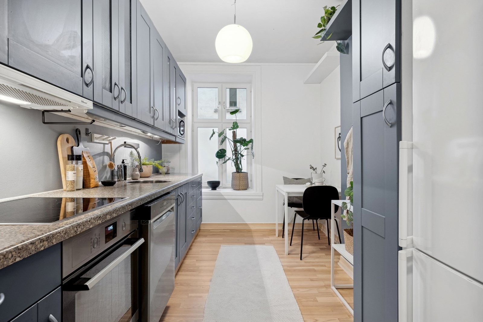 Med moderne hvitevarer fra 2022 og nymalte flater fra 2024 får du et stilfult kjøkken det er enkelt å trives i. Galleribilde