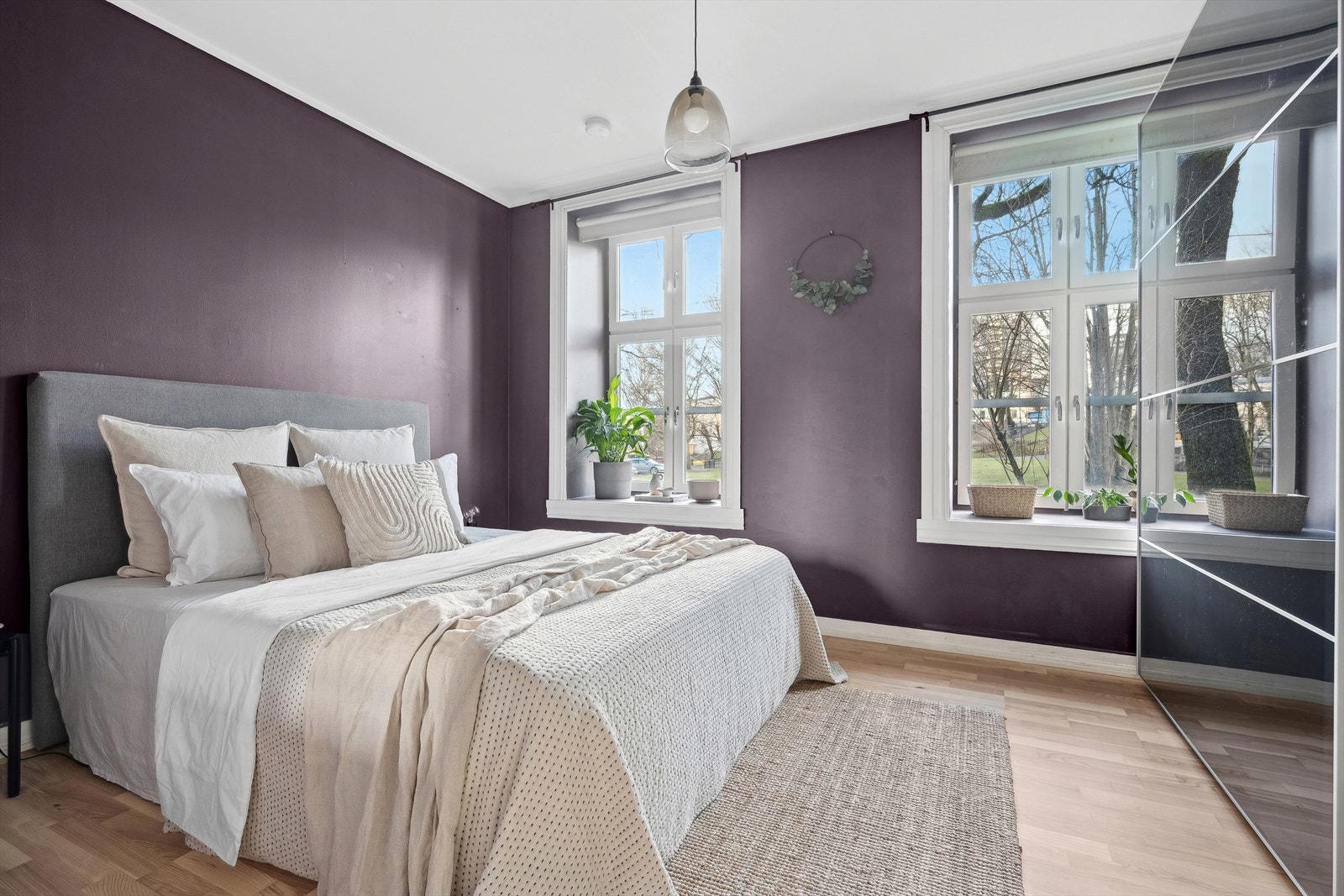 På hovedsoverommet får man en god start på dagen med flott utsyn til et fredelig parkområde og et soverom malt i en behagelig fargetone. Galleribilde