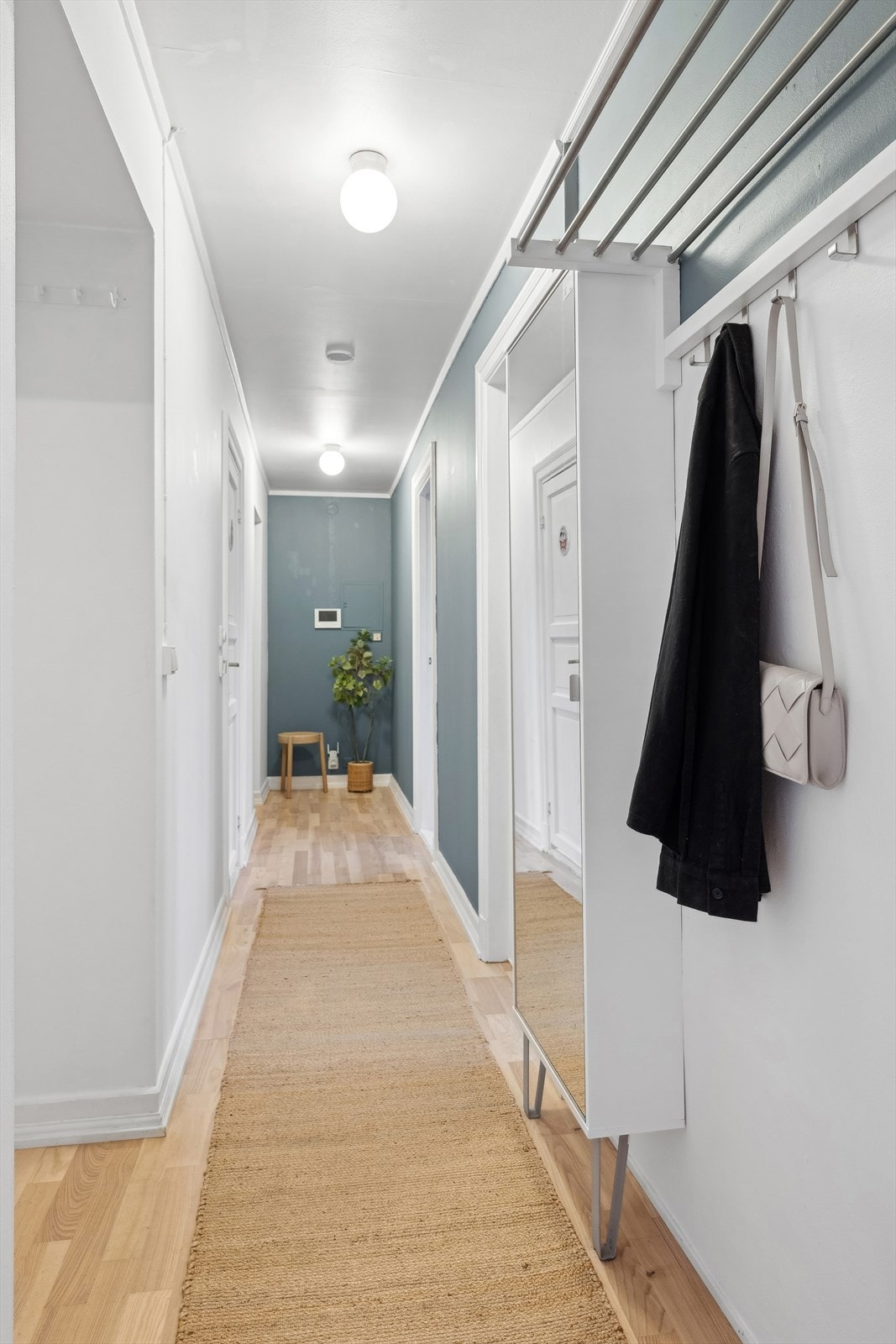 Entréen har praktiske løsninger til å henge fra seg yttertøy og sette fra seg skoene. Galleribilde