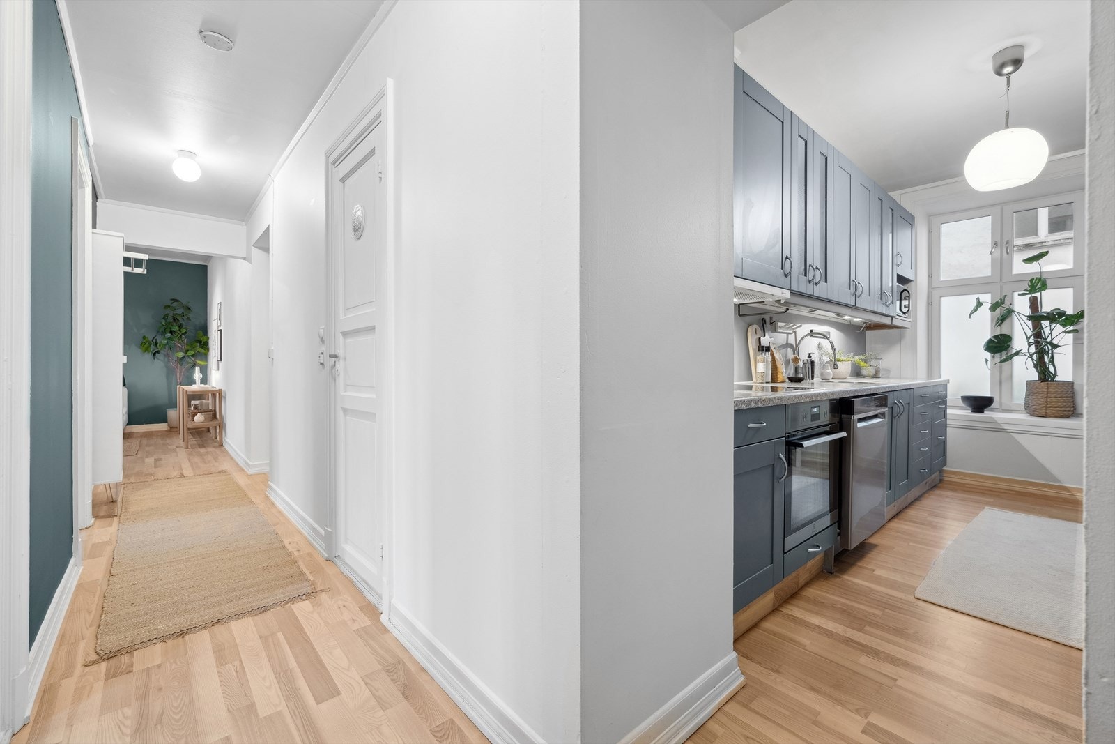 I enden av gangen kommer vi til kjøkkenet som ligger praktisk til mot bakgården til borettslaget. Galleribilde