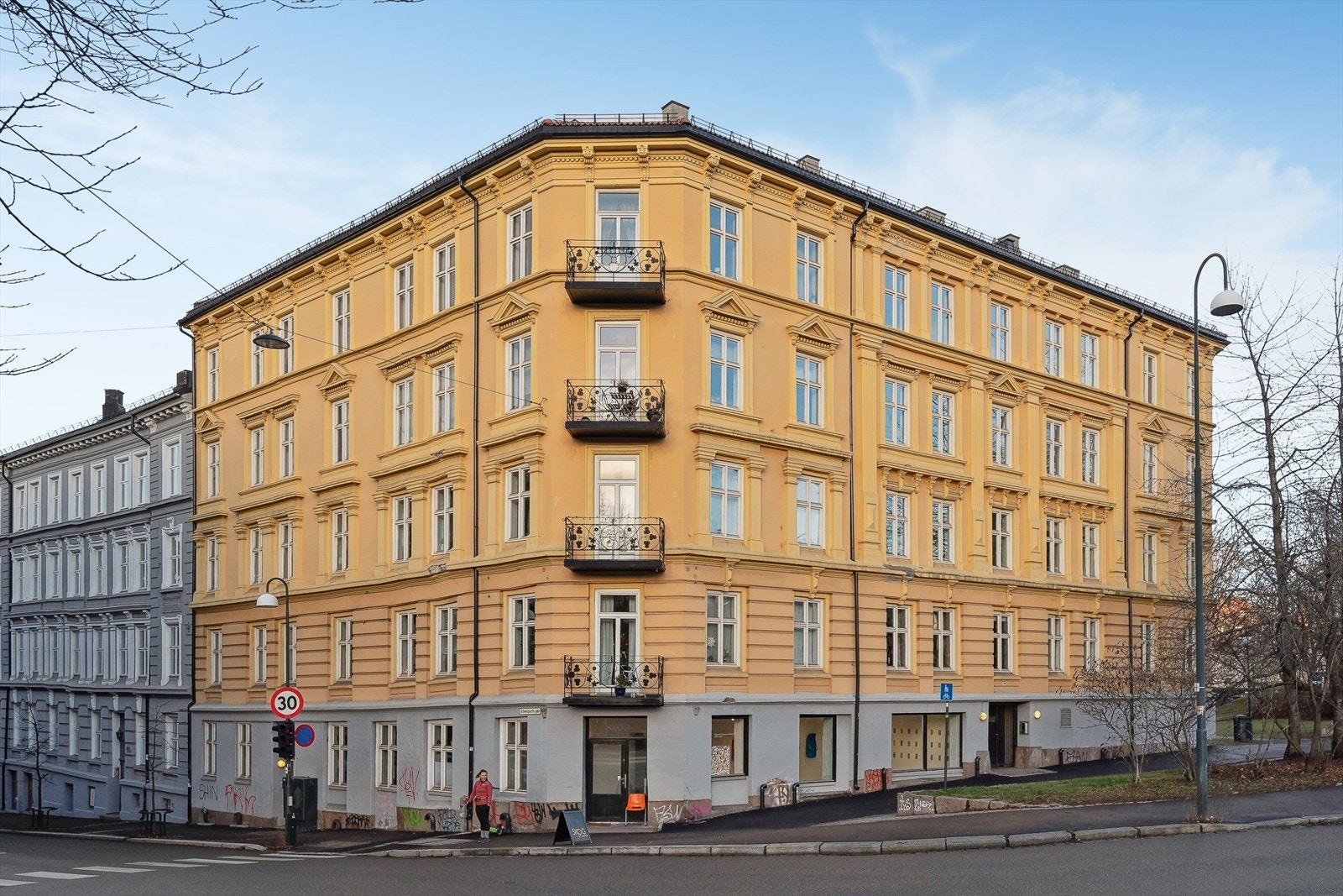 Leiligheten ligger i en flott klassisk bygård! Galleribilde