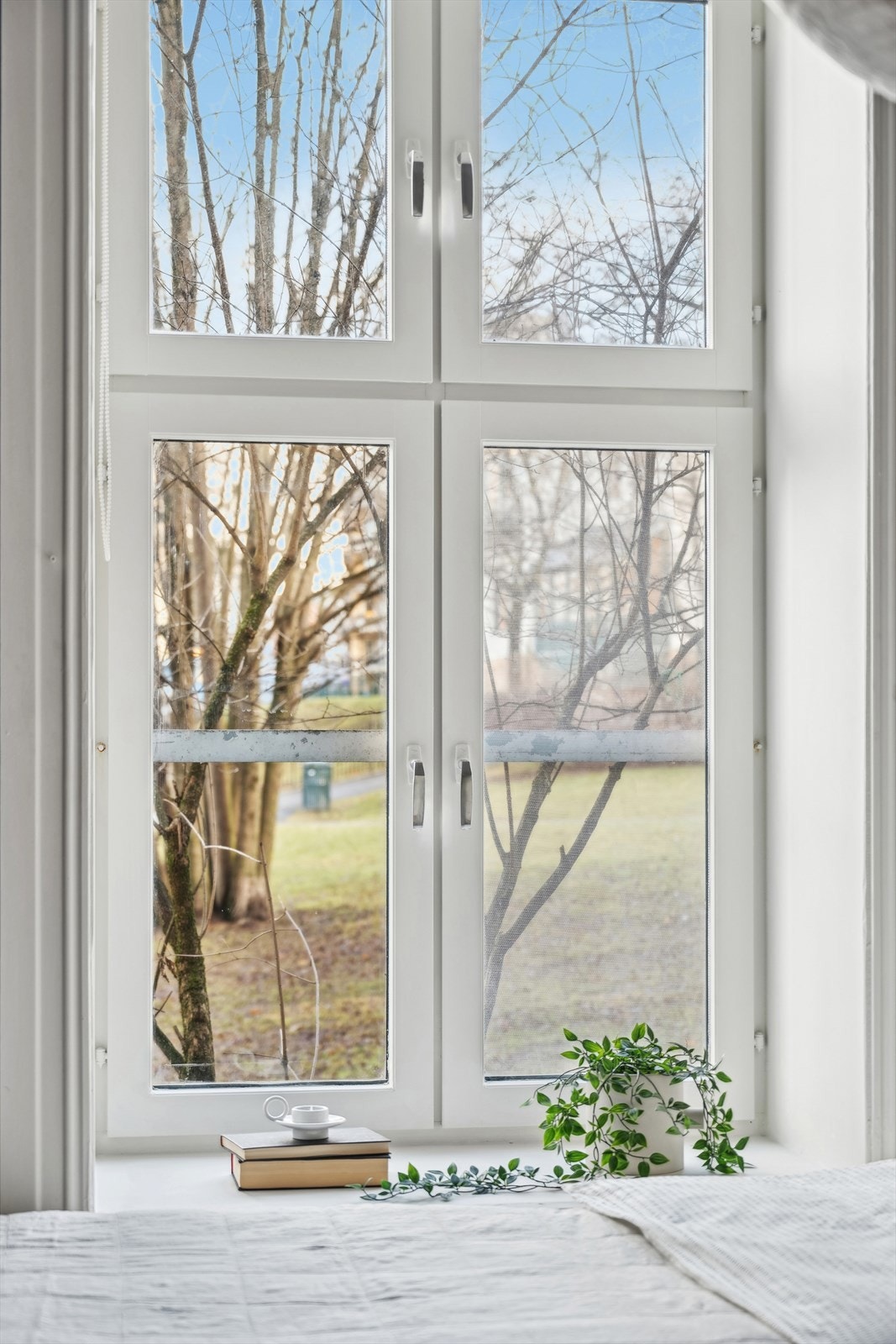 Soverommene vender ut mot flotte grøntområder. Her vil du få alle årstider rett inn i leilgheten! Galleribilde