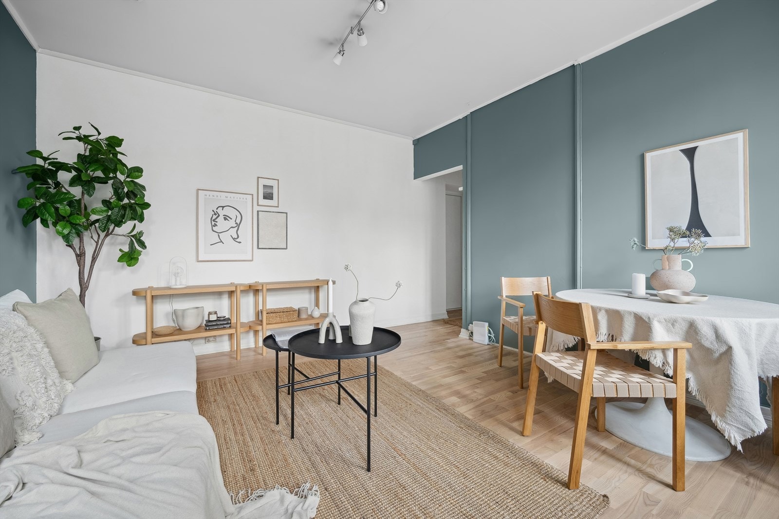 Alle overflater er malt i 2022, og i stuen er det god plass til både sofa, spisebord, tv og det du måtte ønske. Galleribilde