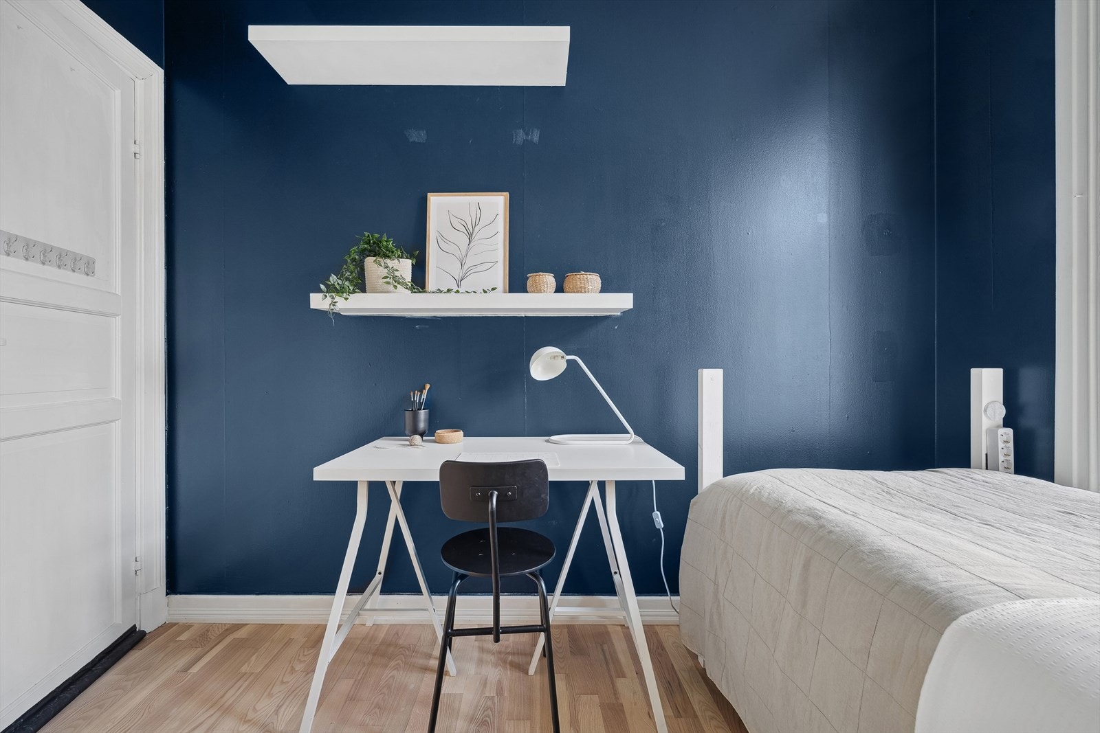 Her får du plass til seng, nattbord og pult. Galleribilde