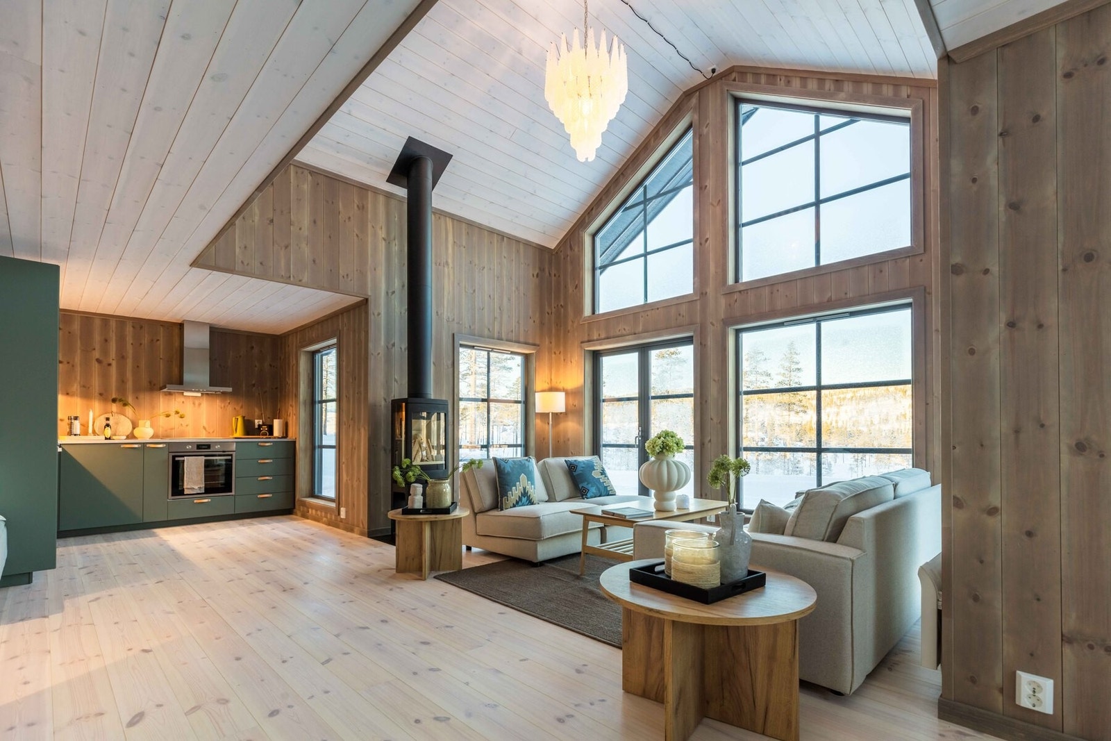 Foto fra stue/kjøkken i Polar 88. I annonsert modell er utstikket 120 cm mindre enn på dette bildet pga tilpasning til tomten. Galleribilde