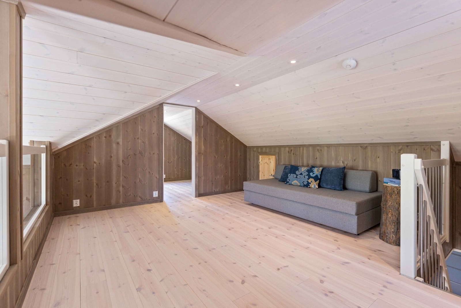 Hemsen har 3 rom med god ekstra plass til familie og venner.
Foto fra hemsen i en oppsatt Polar 88 Galleribilde