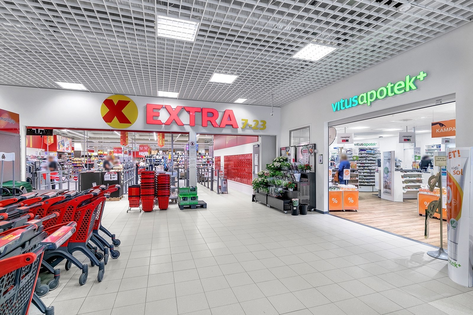 Kun noen få minutters gange ligger dagligvarebutikken Coop Extra som også har post i butikk, apotek, legesenter og bowlinghall. Galleribilde