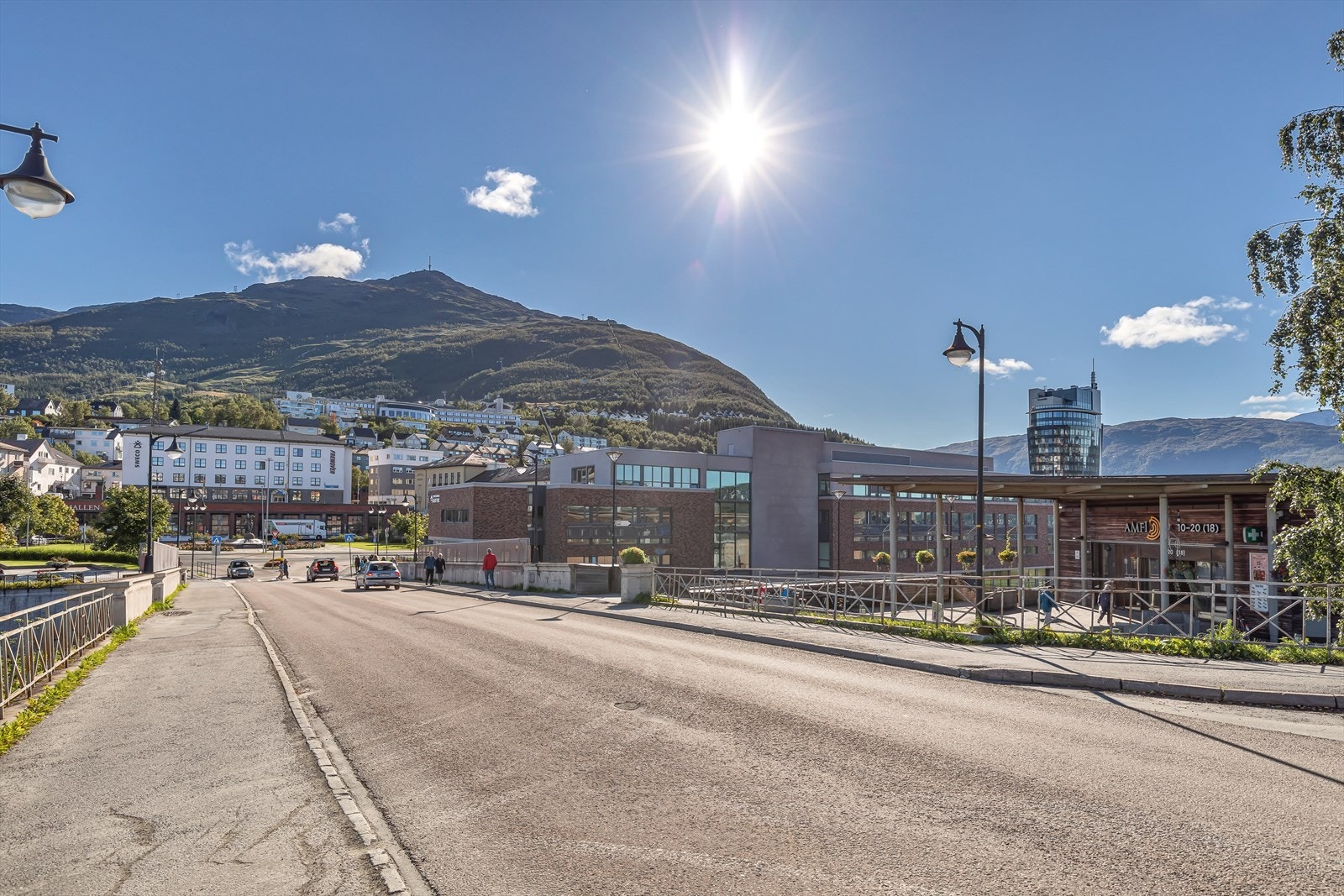 Leilighetens beliggenhet sørger for gangavstand til kjøpesenter og sentrumsfasiliteter. Galleribilde